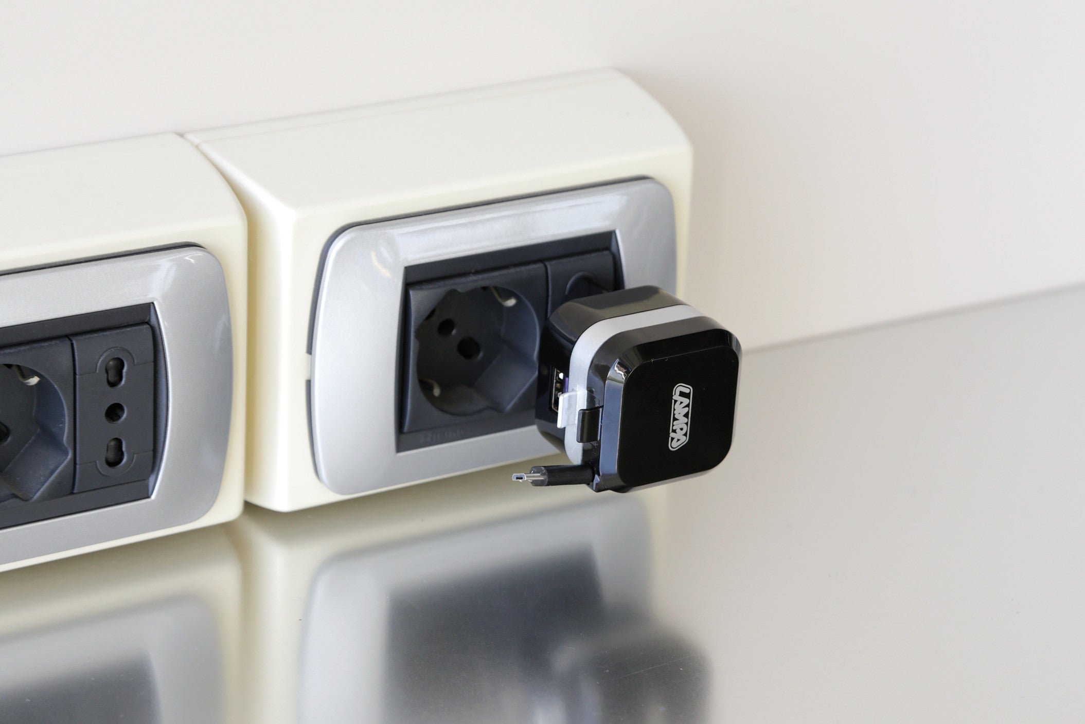 Caricabatteria da rete Micro Usb con 1 porta Usb - Fast Charge - 2400 mA - 100/230V