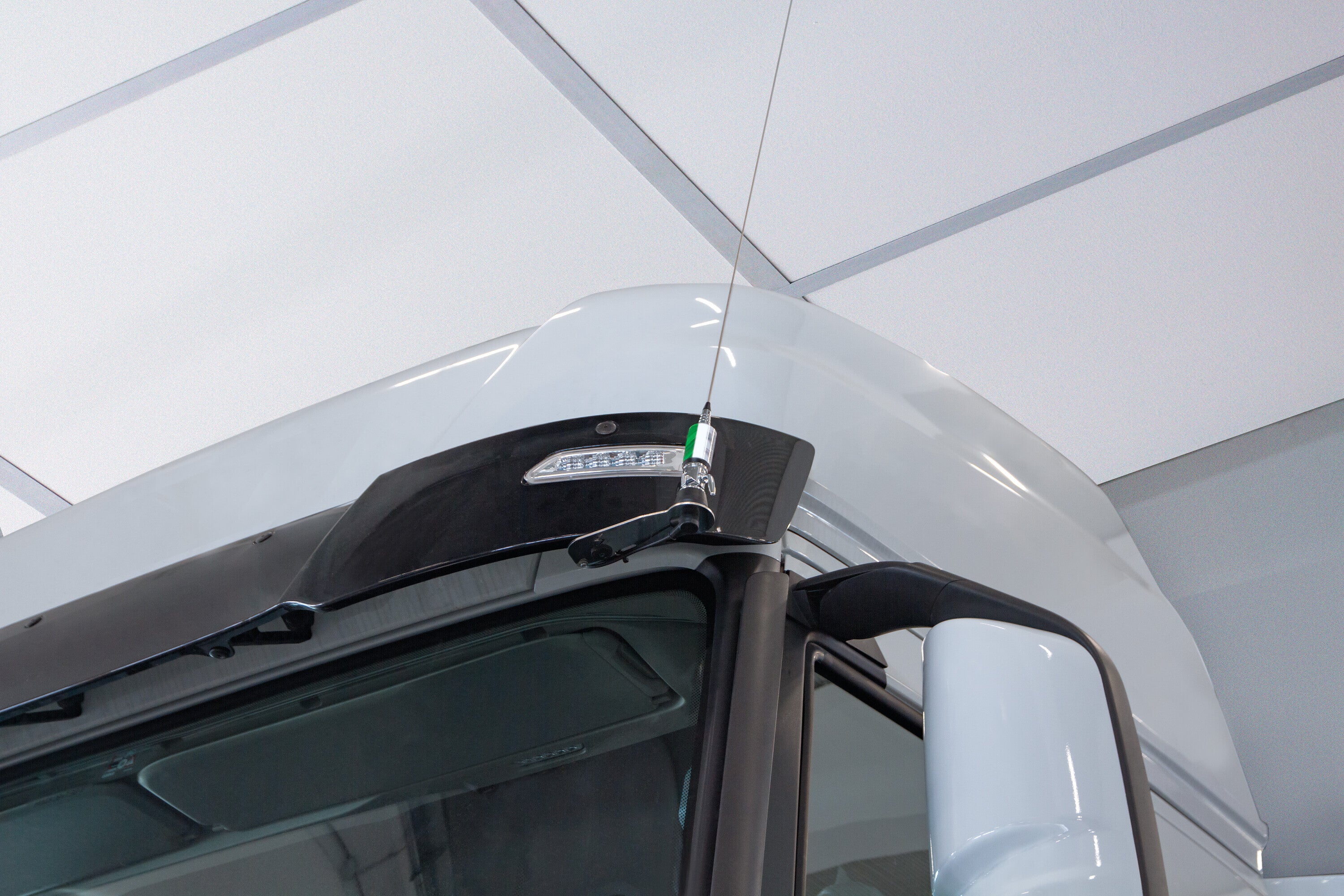 Staffa per antenna CB - Attacco su visiera parasole - compatibile per Iveco S-Way (10/19>)