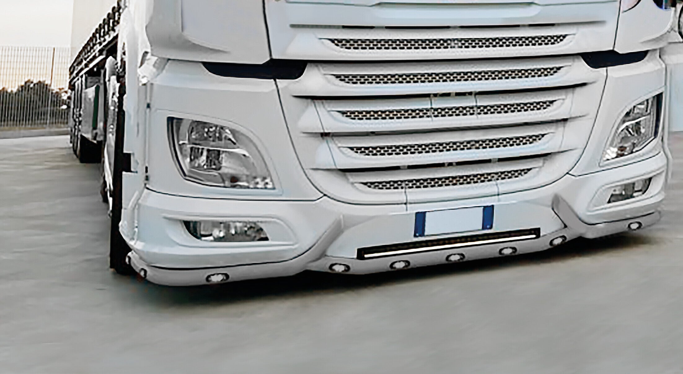 Barra paraurti con portatarga, stile H, 11 fori - compatibile per Daf XF 106 (10/12>05/21) Sospensioni aria