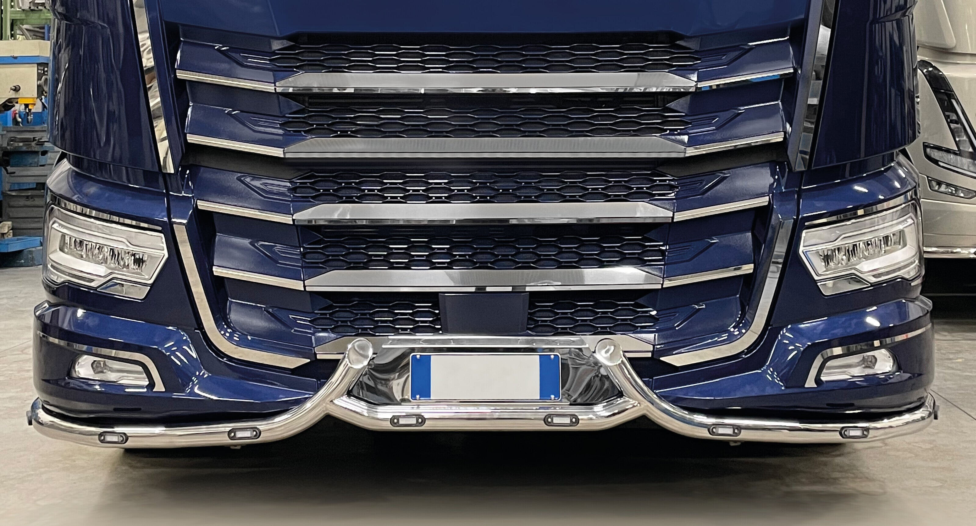 Barra paraurti con portatarga, stile H, 11 fori - compatibile per Daf XF (06/21>) - Daf XG (06/21>) - Daf XG+ (06/21>)
