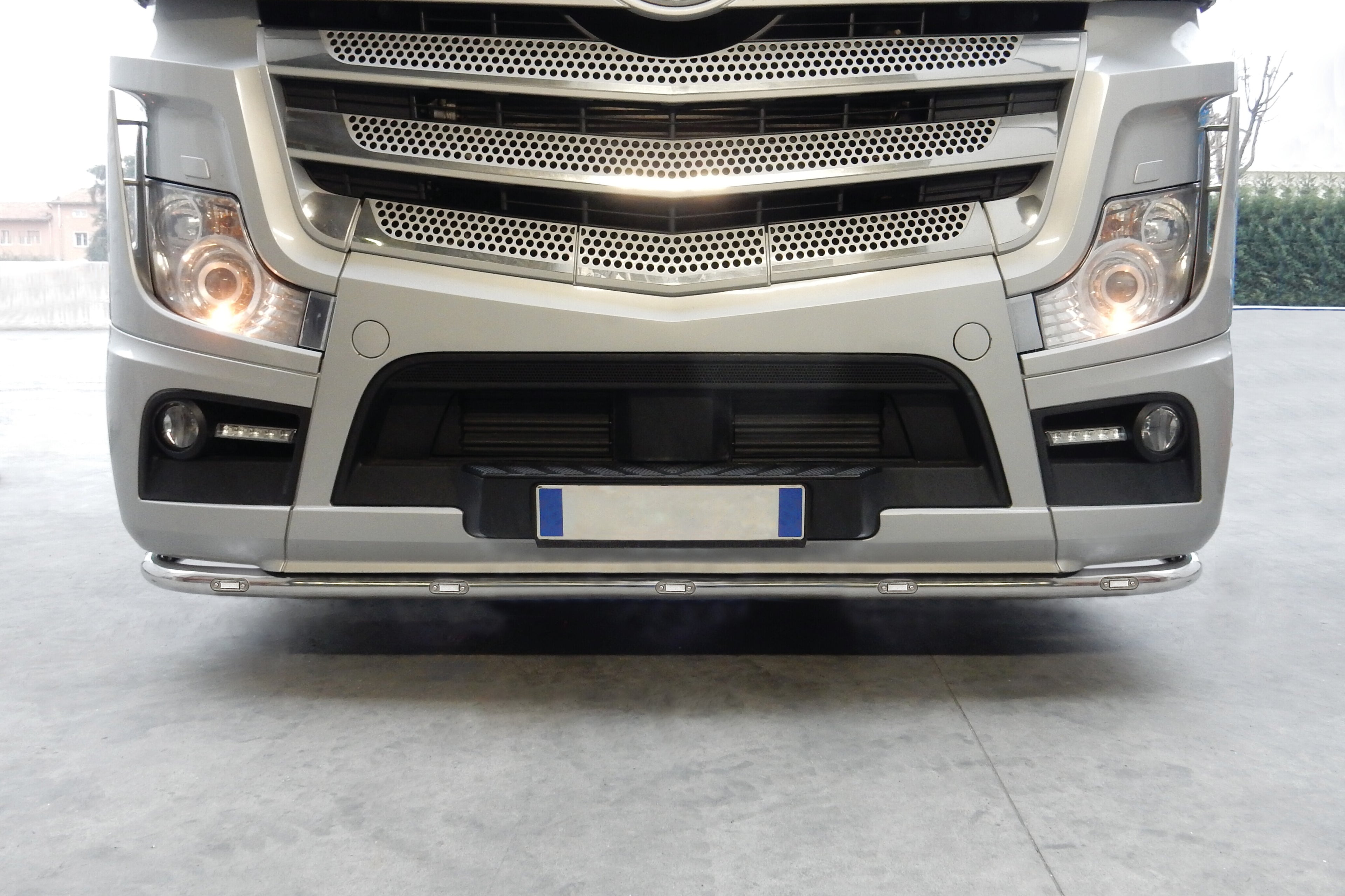 Barra paraurti, standard, 9 fori - compatibile per Mercedes Actros MP4 (09/11>09/19) Sospensioni aria - Mercedes Actros MP5 (10/19>) Sospensioni aria - Mercedes Actros MP5 L (11/21>) Sospensioni aria