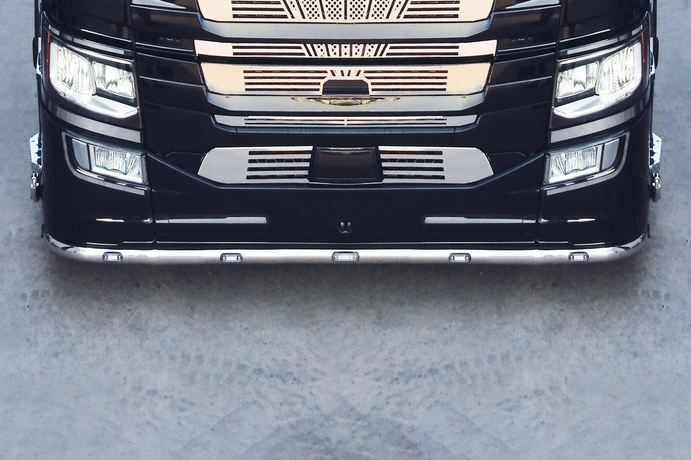 Barra paraurti, standard, 9 fori - compatibile per Scania G Serie 7 - New Generation (01/18>) Paraurti piccolo - Scania R Serie 7 - New Generation (11/16>02/25) Paraurti piccolo - Scania S Serie 7 - New Generation (11/16>) Paraurti piccolo