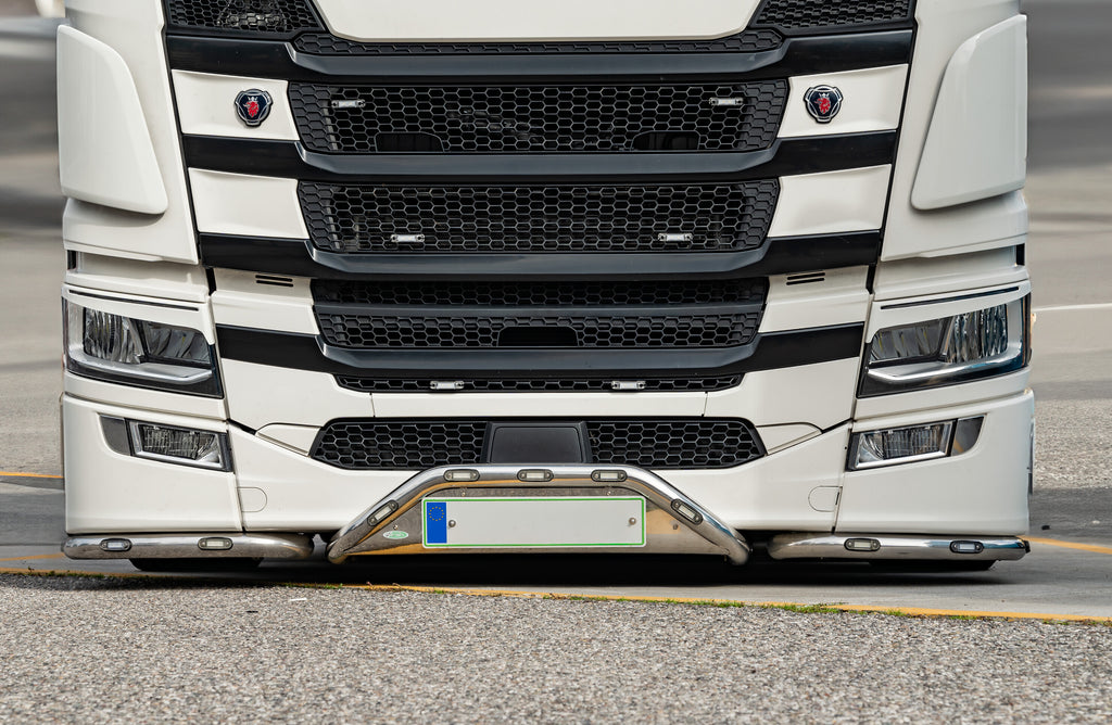 Barra paraurti con portatarga, kit 3 pz, 13 fori - compatibile per Scania G Serie 7 - New Generation (01/18>) Paraurti piccolo - Scania R Serie 7 - New Generation (11/16>02/25) Paraurti piccolo - Scania S Serie 7 - New Generation (11/16>) Paraurti piccolo
