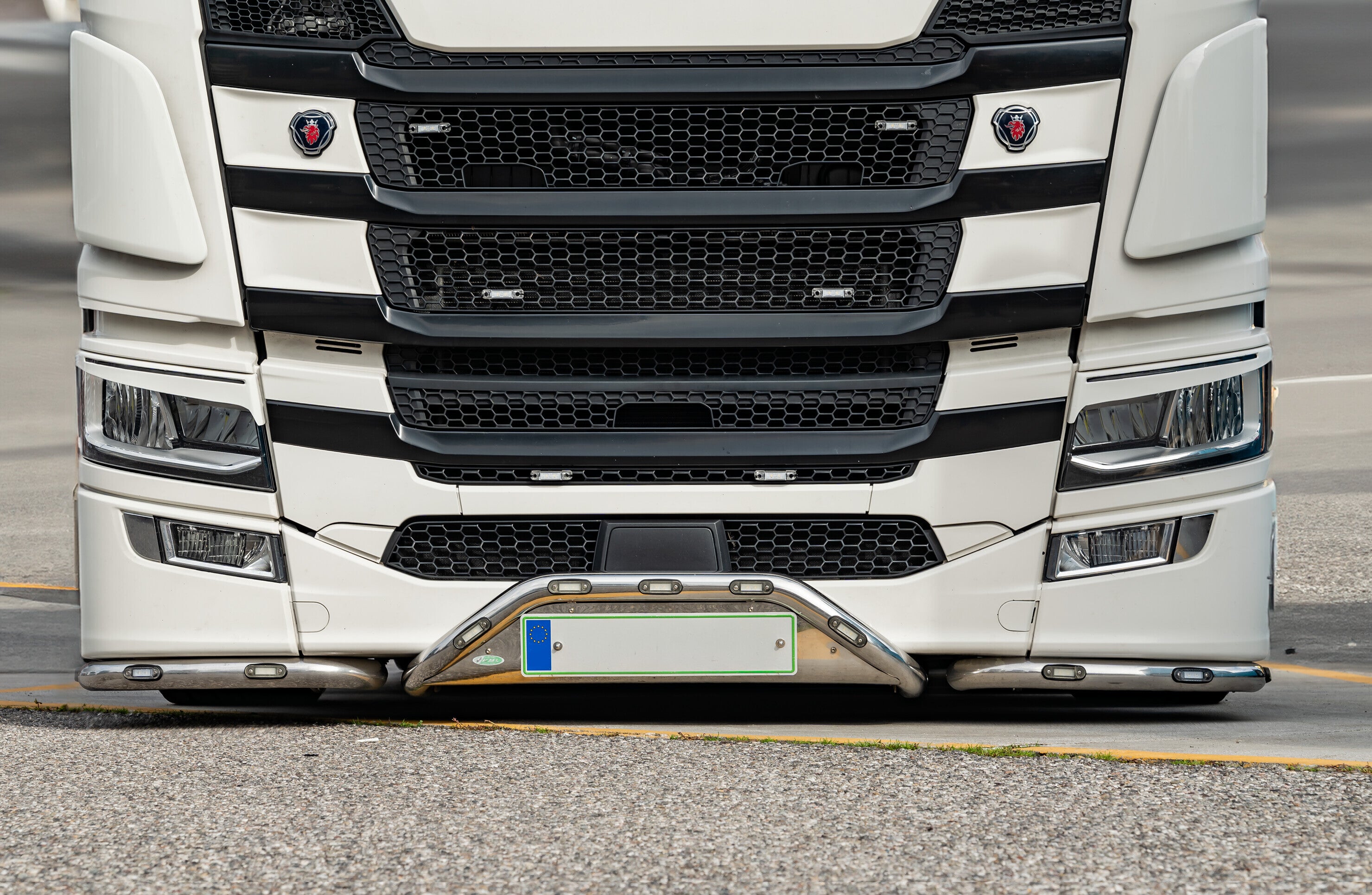 Barra paraurti con portatarga, kit 3 pz, 13 fori - compatibile per Scania G Serie 7 - New Generation (01/18>) Paraurti piccolo - Scania R Serie 7 - New Generation (11/16>02/25) Paraurti piccolo - Scania S Serie 7 - New Generation (11/16>) Paraurti piccolo
