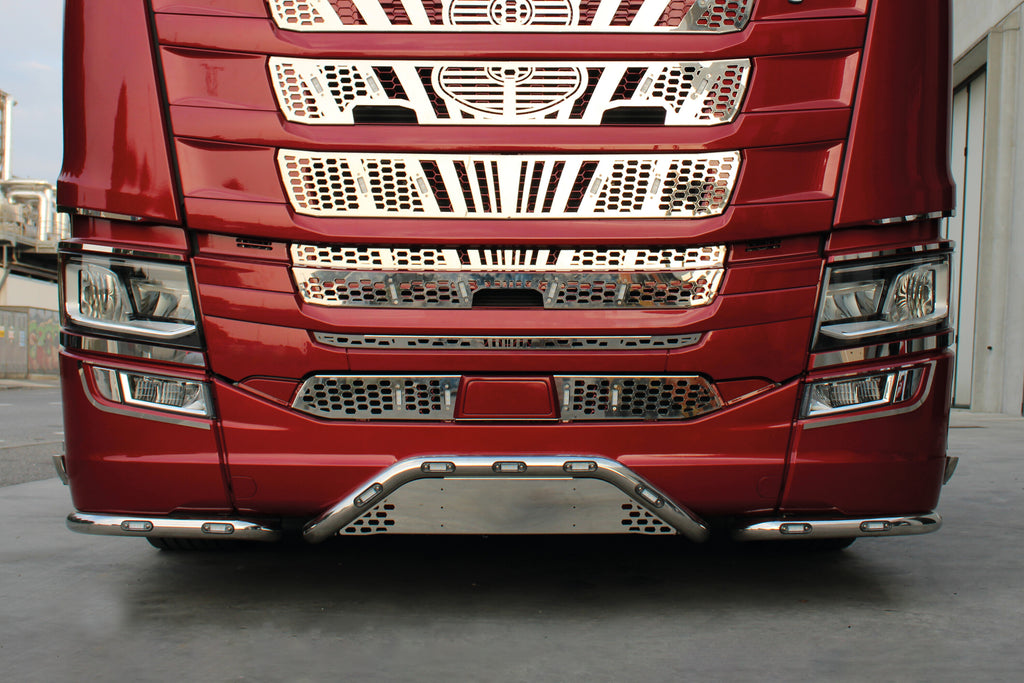 Barra paraurti con portatarga, kit 3 pz, 13 fori - compatibile per Scania G Serie 7 - New Generation (01/18>) Paraurti piccolo - Scania R Serie 7 - New Generation (11/16>02/25) Paraurti piccolo - Scania S Serie 7 - New Generation (11/16>) Paraurti piccolo