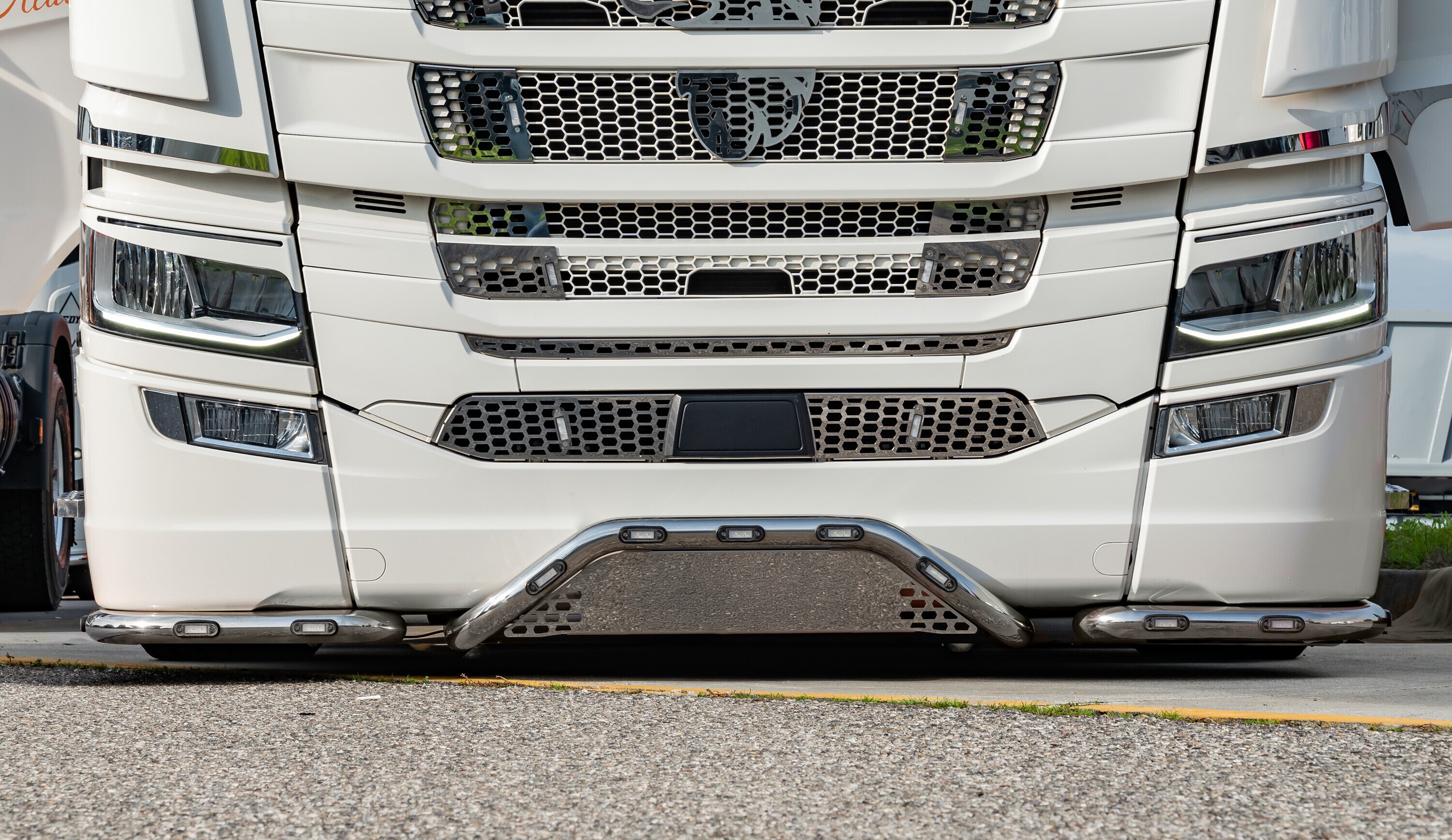 Barra paraurti con portatarga, kit 3 pz, 13 fori - compatibile per Scania G Serie 7 - New Generation (01/18>) No paraurti piccolo - Scania R Serie 7 - New Generation (11/16>02/25) No paraurti piccolo - Scania S Serie 7 - New Generation (11/16>) No para...