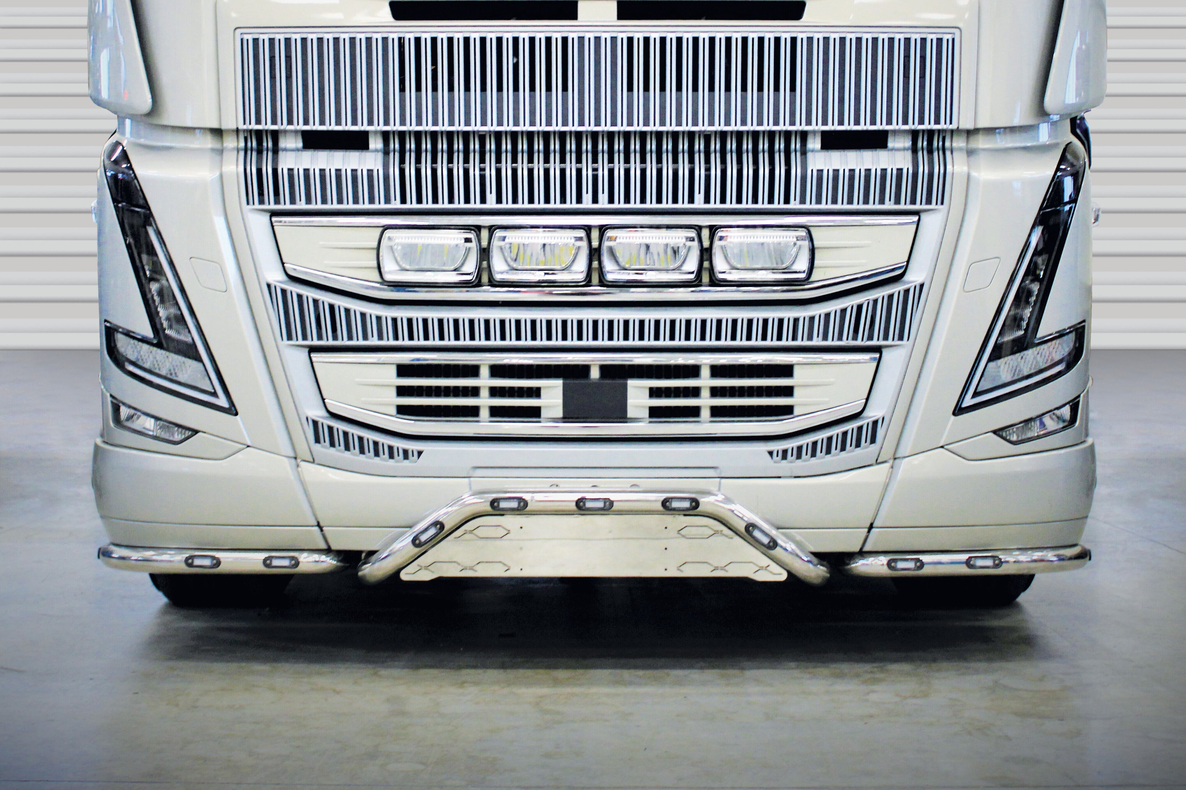 Barra paraurti con portatarga, kit 3 pz, 13 fori - compatibile per Volvo FH Serie 4 (09/12>05/21) Con spoiler sporgente