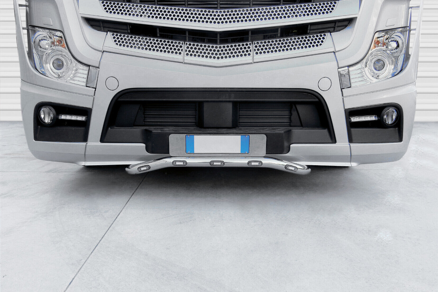 Barra portatarga, 5 fori - compatibile per Mercedes Actros MP4 (09/11>09/19) - Mercedes Actros MP5 (10/19>) - Mercedes Actros MP5 L (11/21>)