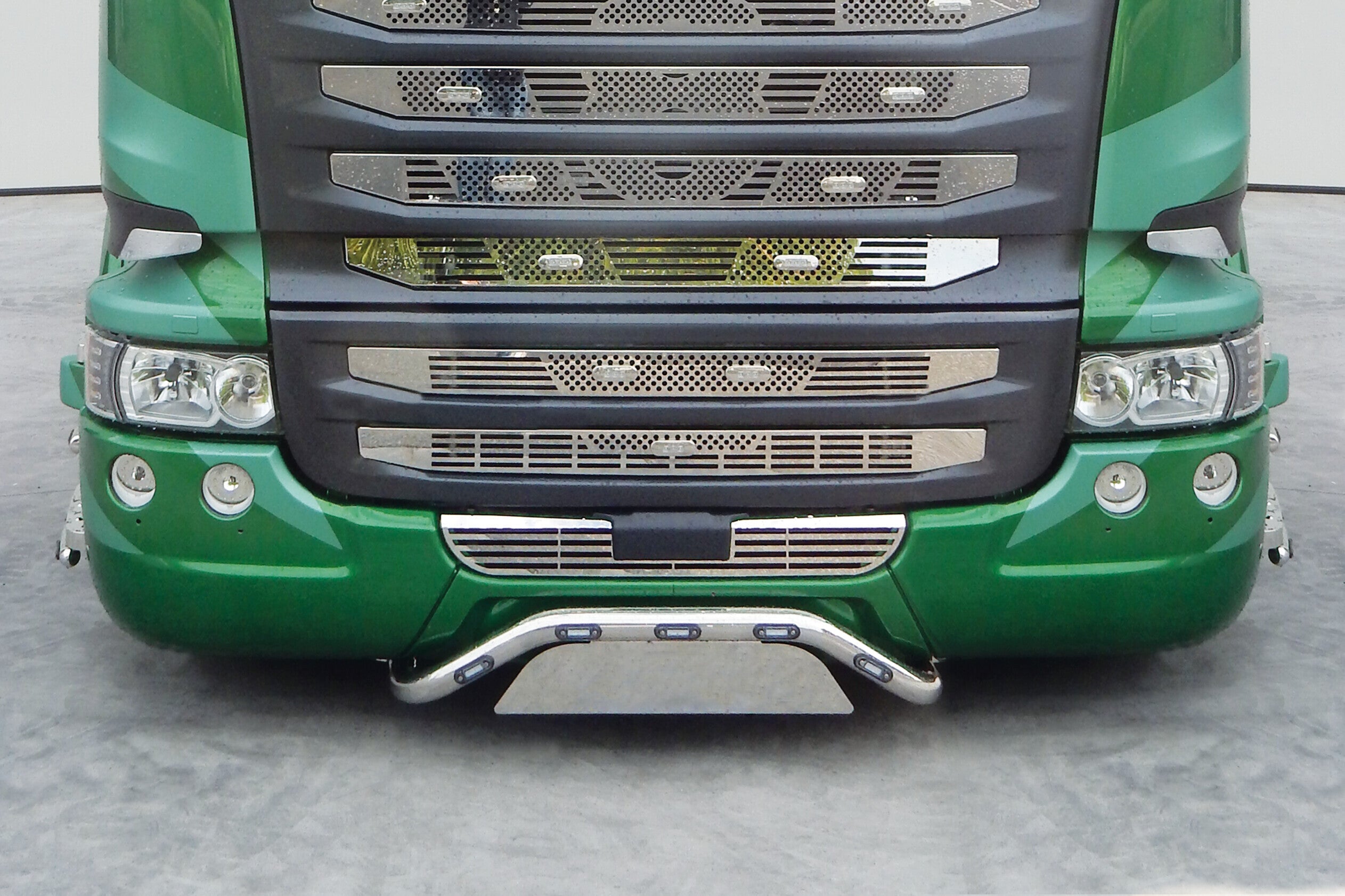 Barra portatarga, 5 fori - compatibile per Scania R Serie 6 (09/09>08/13) Paraurti grande - Scania R Serie 6 - Streamline (09/13>12/17) Paraurti grande