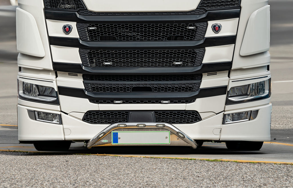 Barra portatarga, 5 fori - compatibile per Scania R Serie 7 - New Generation (11/16>02/25) Paraurti piccolo - Scania S Serie 7 - New Generation (11/16>) Paraurti piccolo - Scania G Serie 7 - New Generation (01/18>) Paraurti piccolo