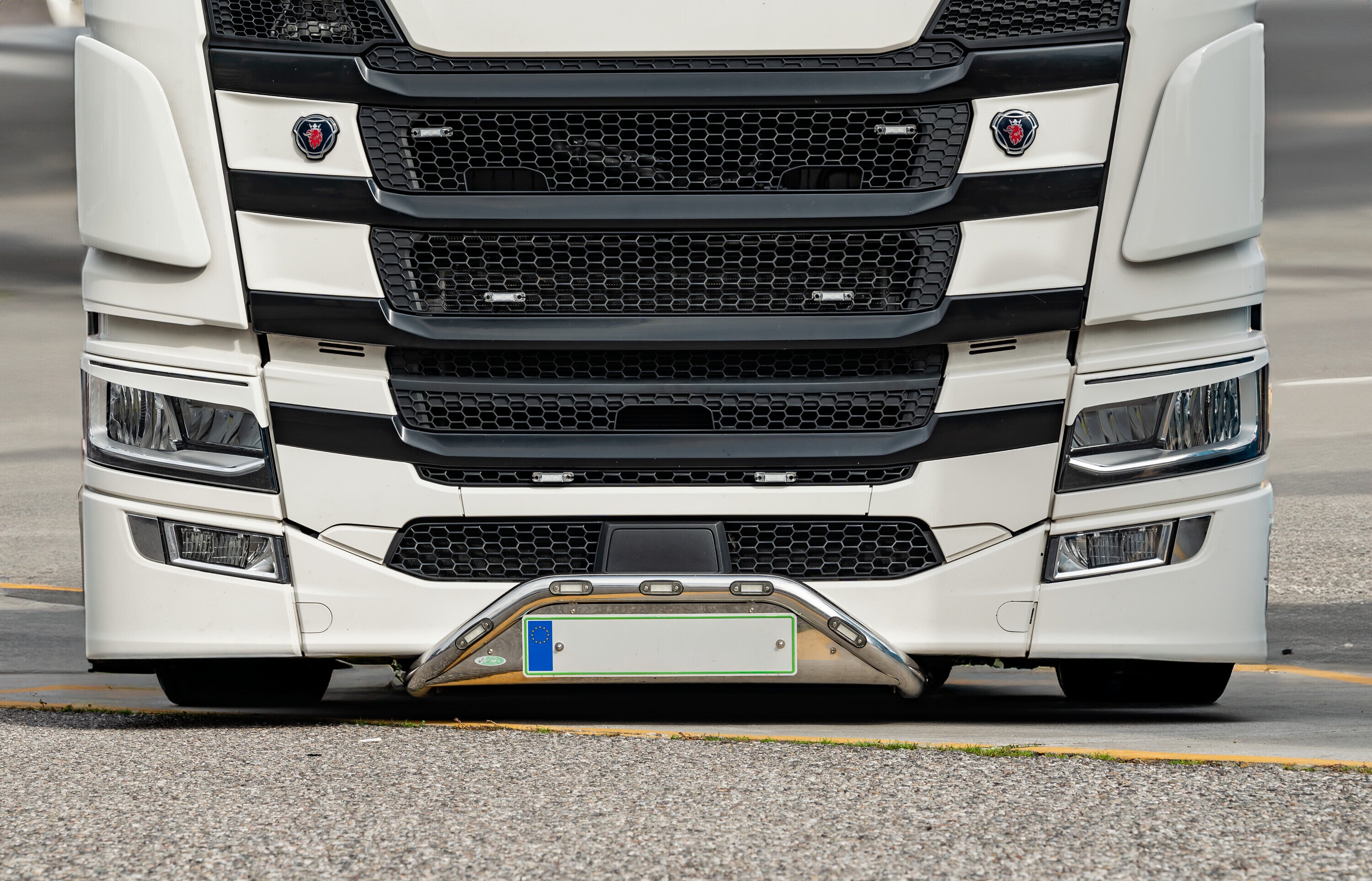 Barra portatarga, 5 fori - compatibile per Scania R Serie 7 - New Generation (11/16>02/25) Paraurti piccolo - Scania S Serie 7 - New Generation (11/16>) Paraurti piccolo - Scania G Serie 7 - New Generation (01/18>) Paraurti piccolo