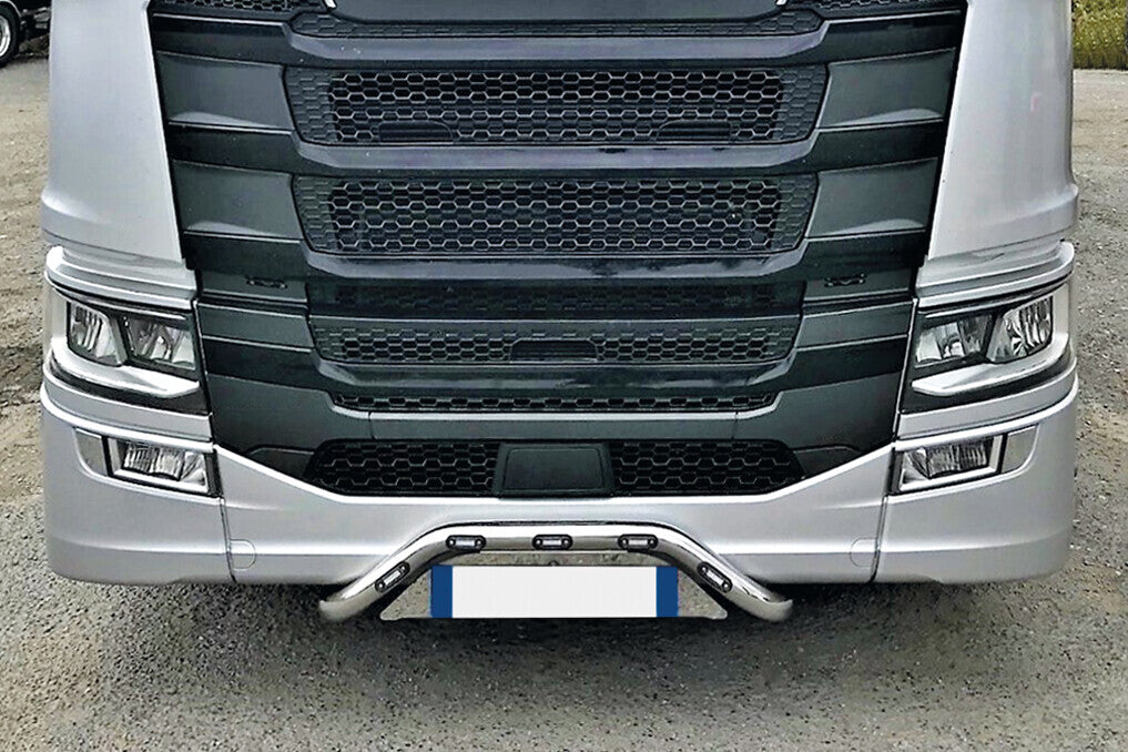 Barra portatarga, 5 fori - compatibile per Scania R Serie 7 - New Generation (11/16>02/25) No paraurti piccolo - Scania S Serie 7 - New Generation (11/16>) No paraurti piccolo - Scania G Serie 7 - New Generation (01/18>) No paraurti piccolo