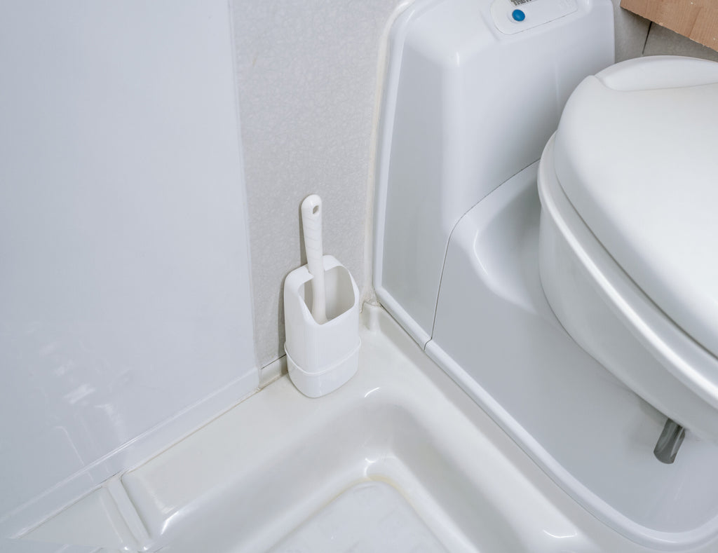Scopino WC con fori per montaggio parete