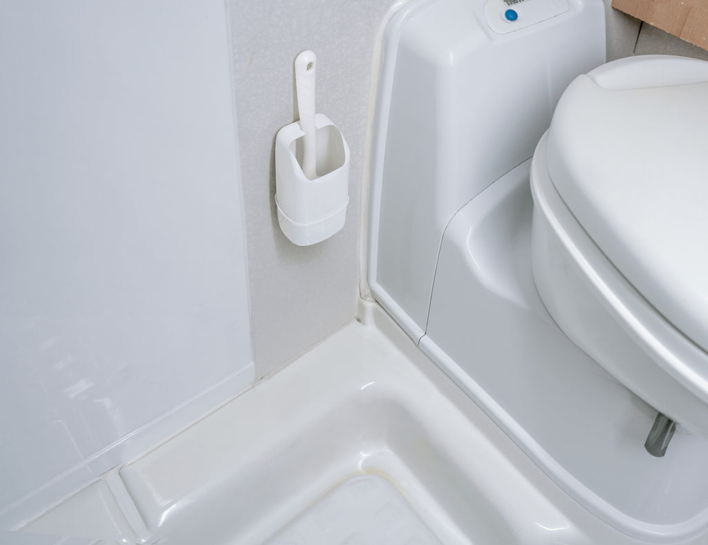 Scopino WC con fori per montaggio parete
