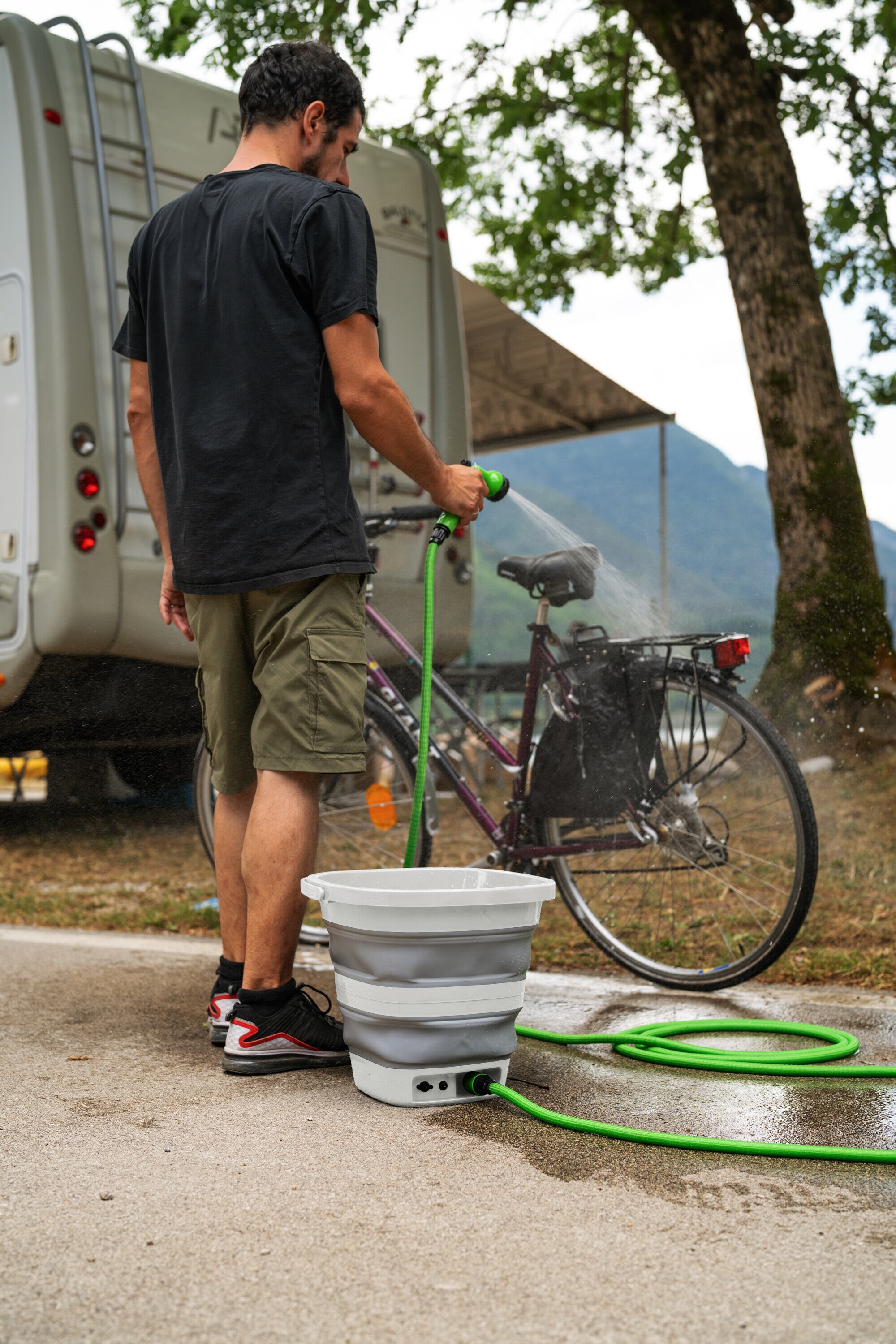 Aquarover, secchio pieghevole con pompa a batteria ricaricabile - 15 L