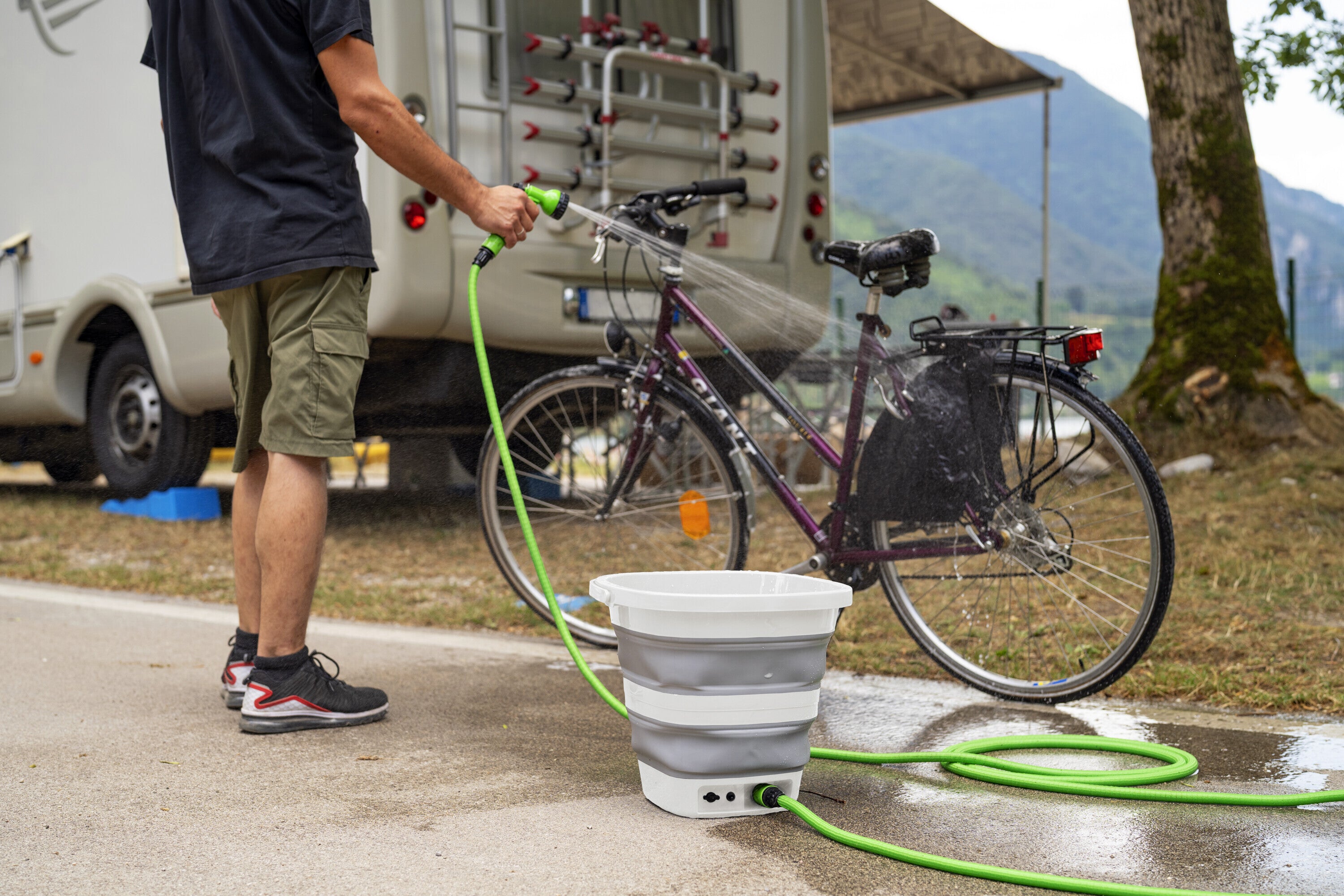Aquarover, secchio pieghevole con pompa a batteria ricaricabile - 15 L