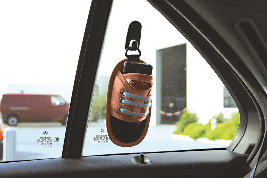 Sneaker, scarpetta porta-cellulare