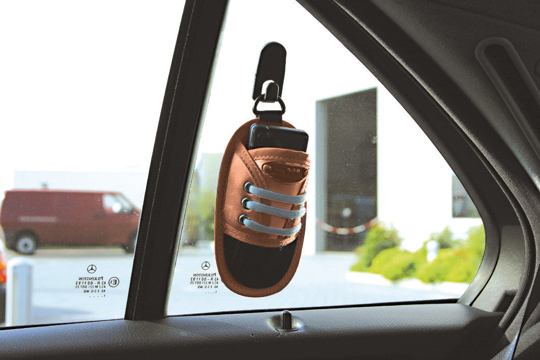 Sneaker, scarpetta porta-cellulare