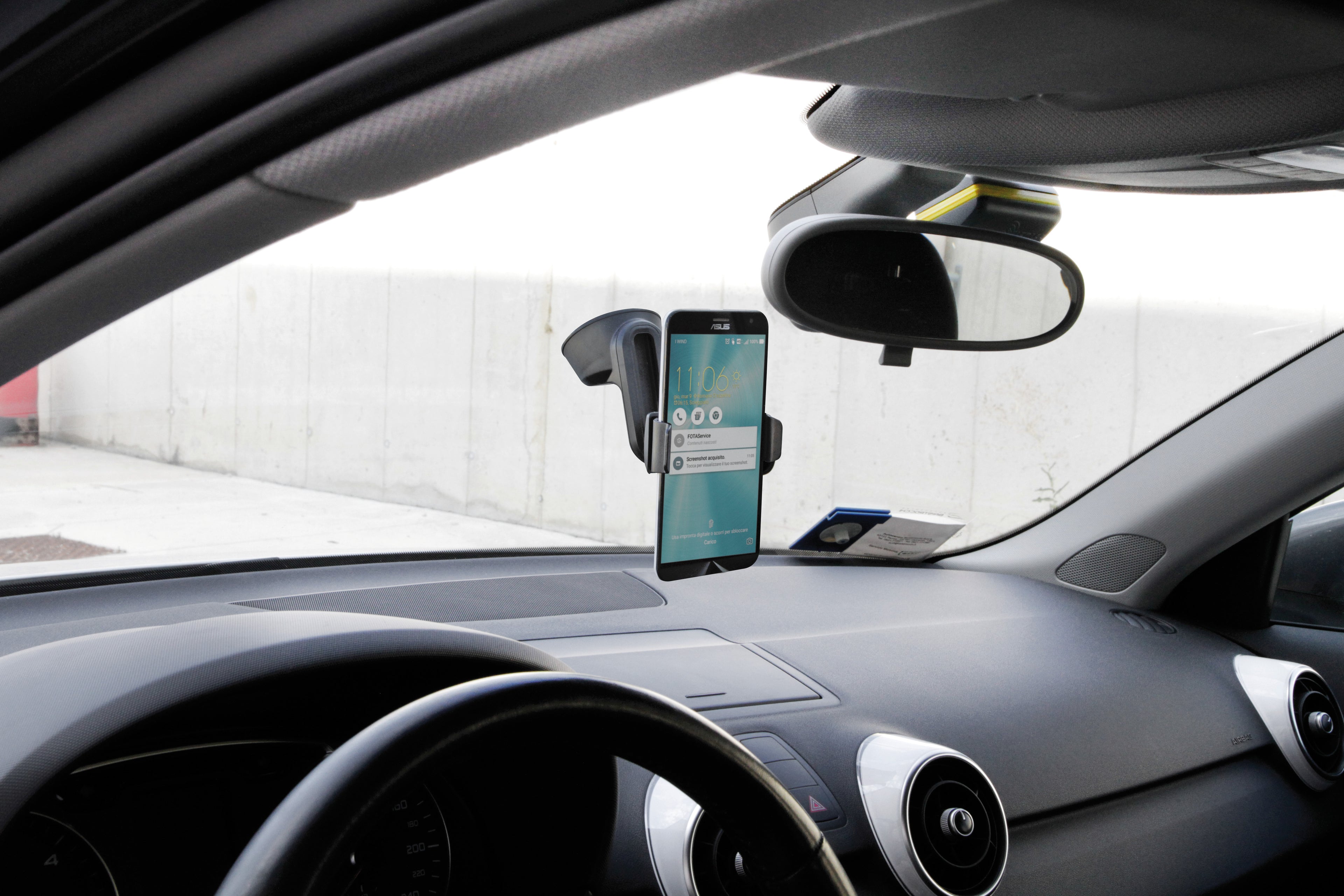 Snap Elevator, porta telefono con ventosa adesiva