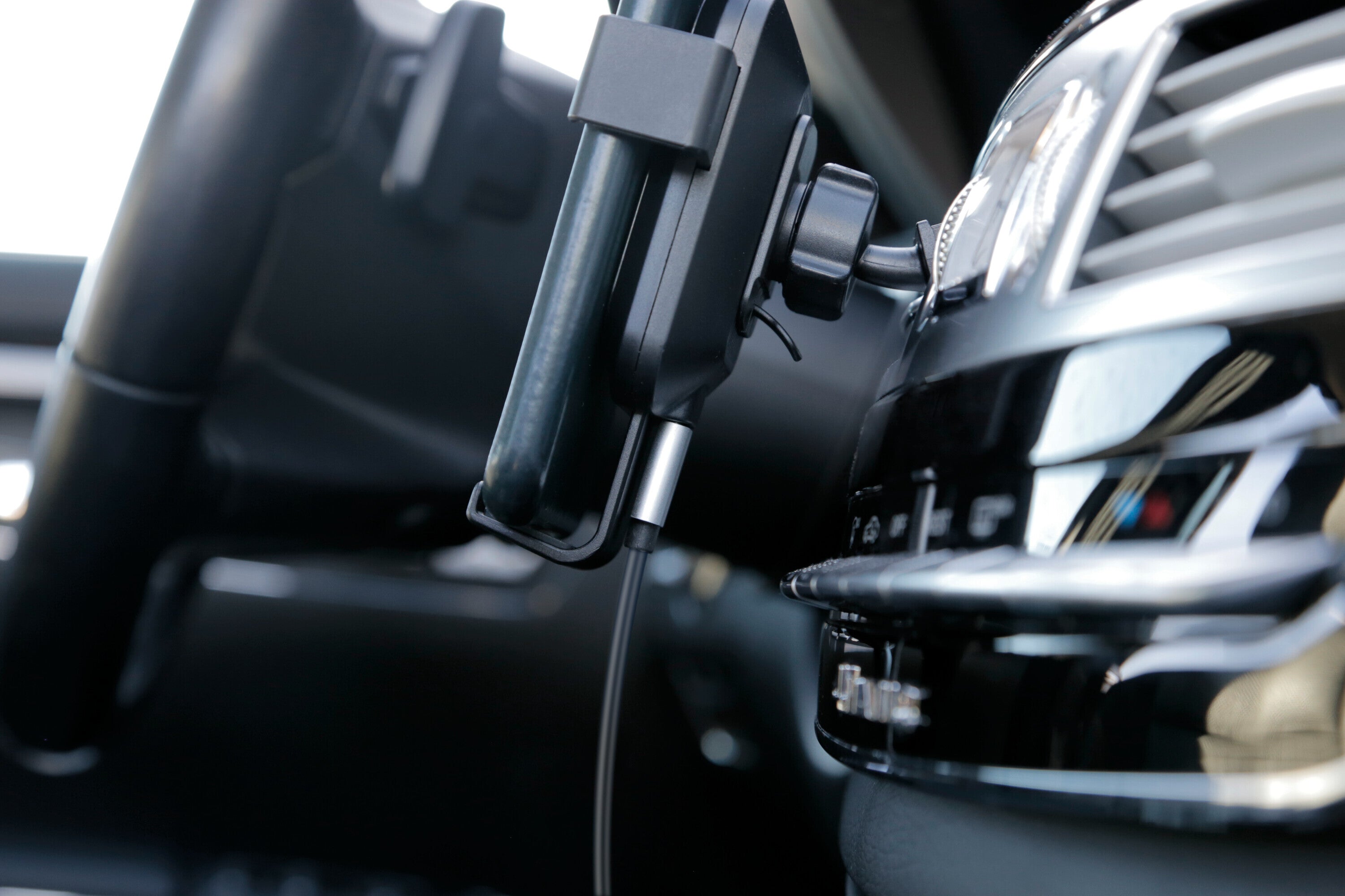 Graviton Wireless, porta telefono per bocchette d’aerazione con carica batteria wireless