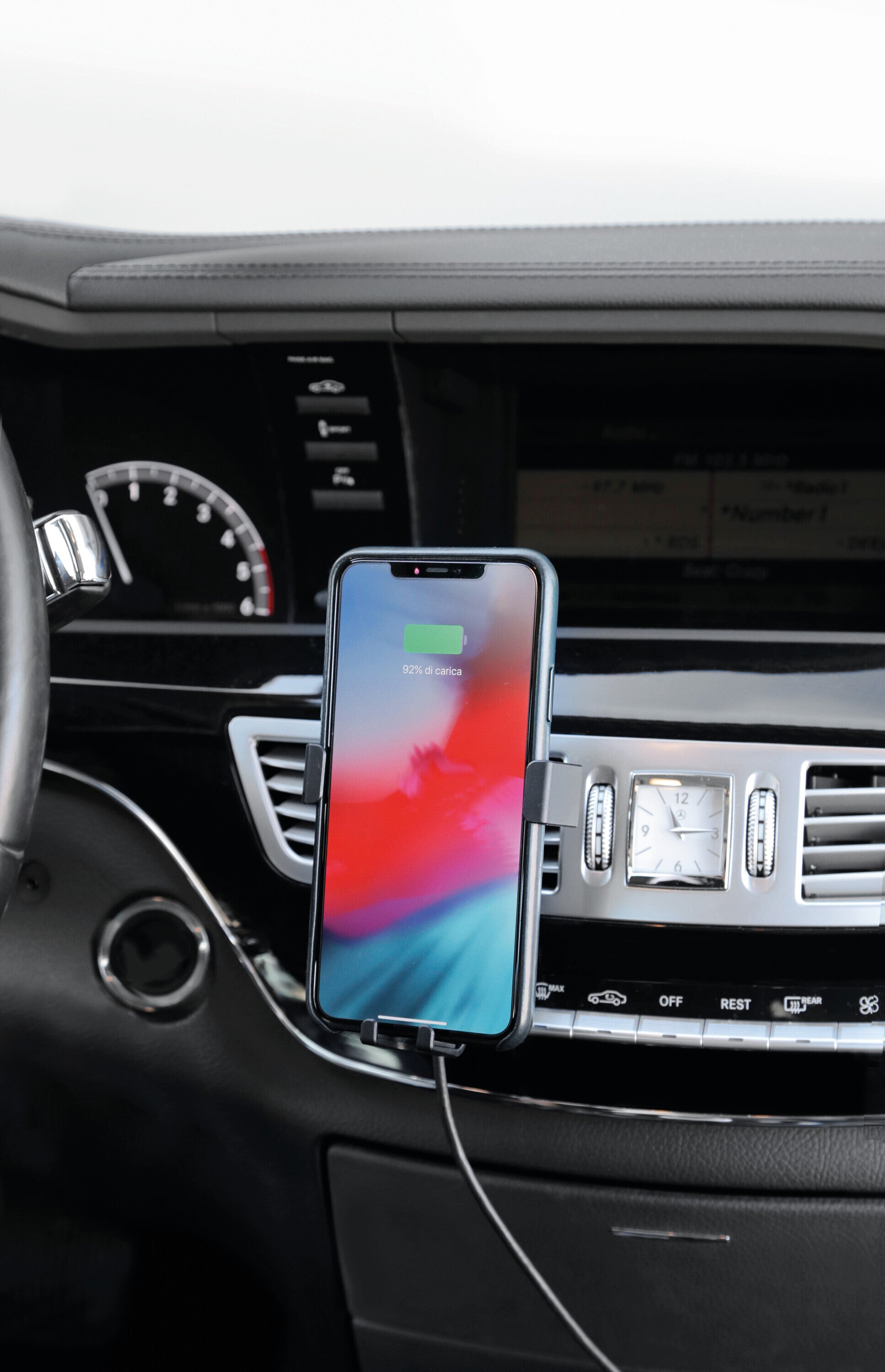 Graviton Wireless, porta telefono per bocchette d’aerazione con carica batteria wireless