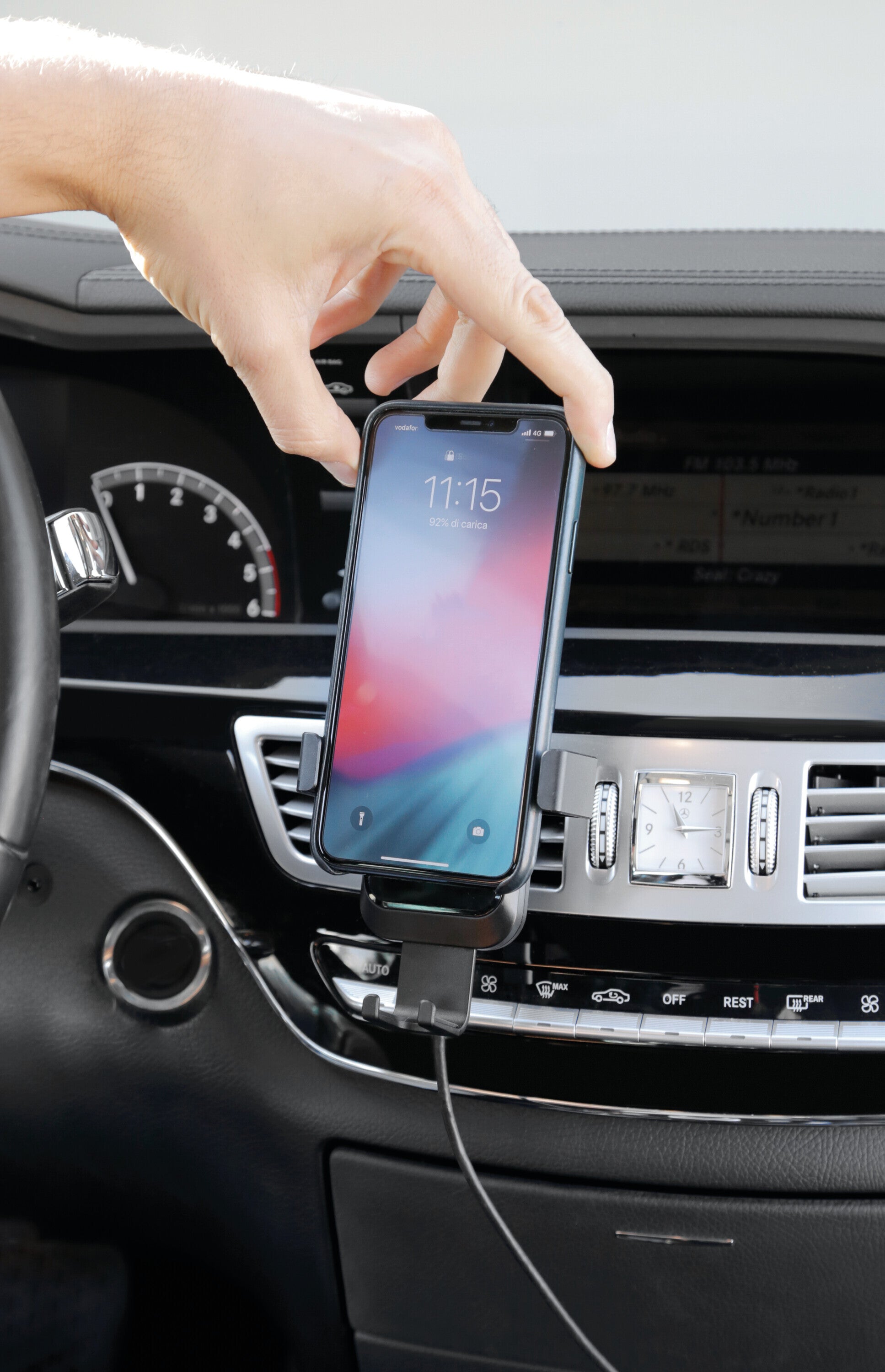 Graviton Wireless, porta telefono per bocchette d’aerazione con carica batteria wireless