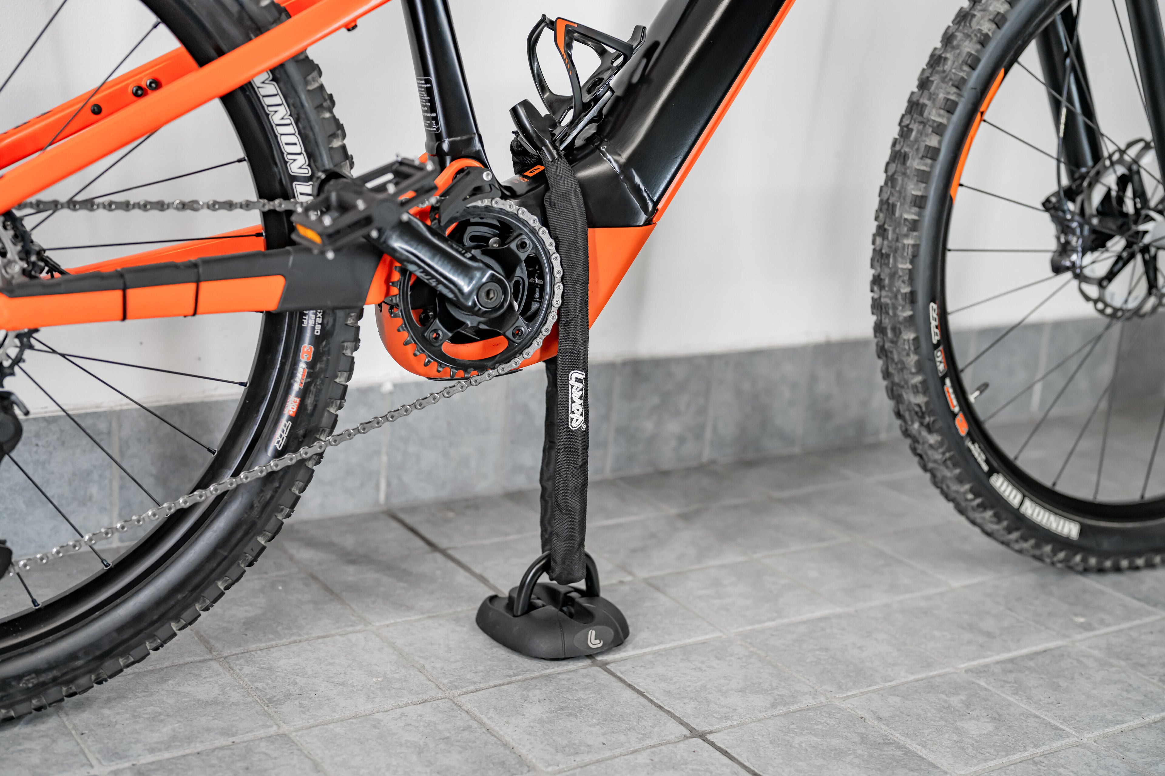 Shield 4, ancoraggio per moto da installare a pavimento