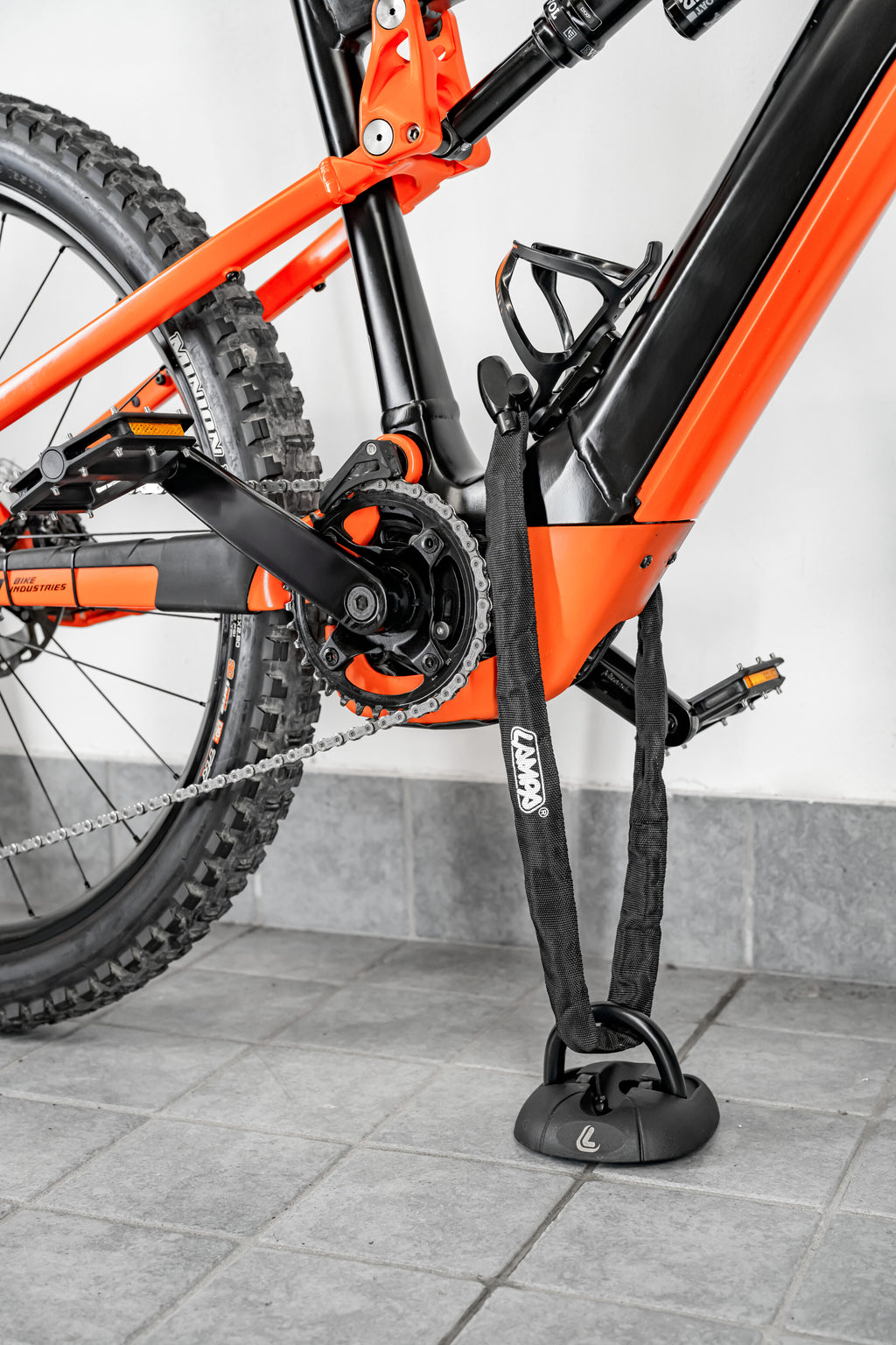 Shield 4, ancoraggio per moto da installare a pavimento