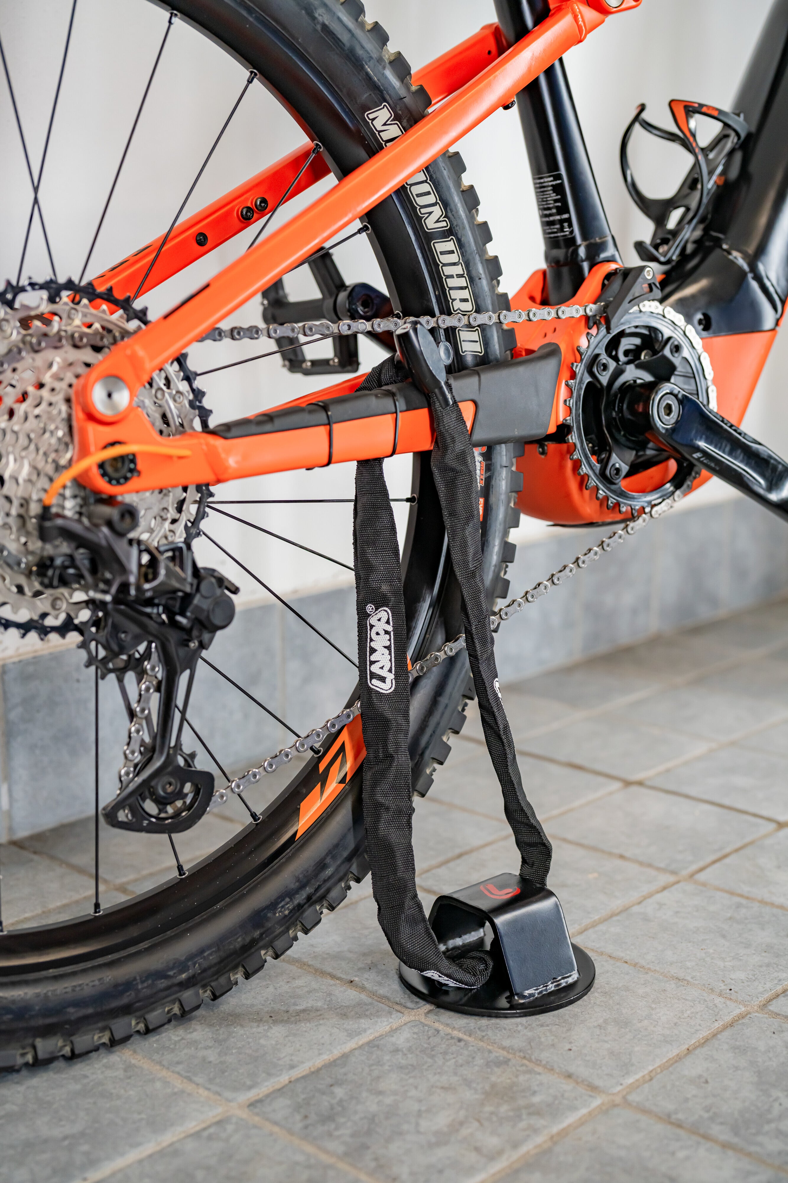 Shield 2, ancoraggio per moto da installare a pavimento