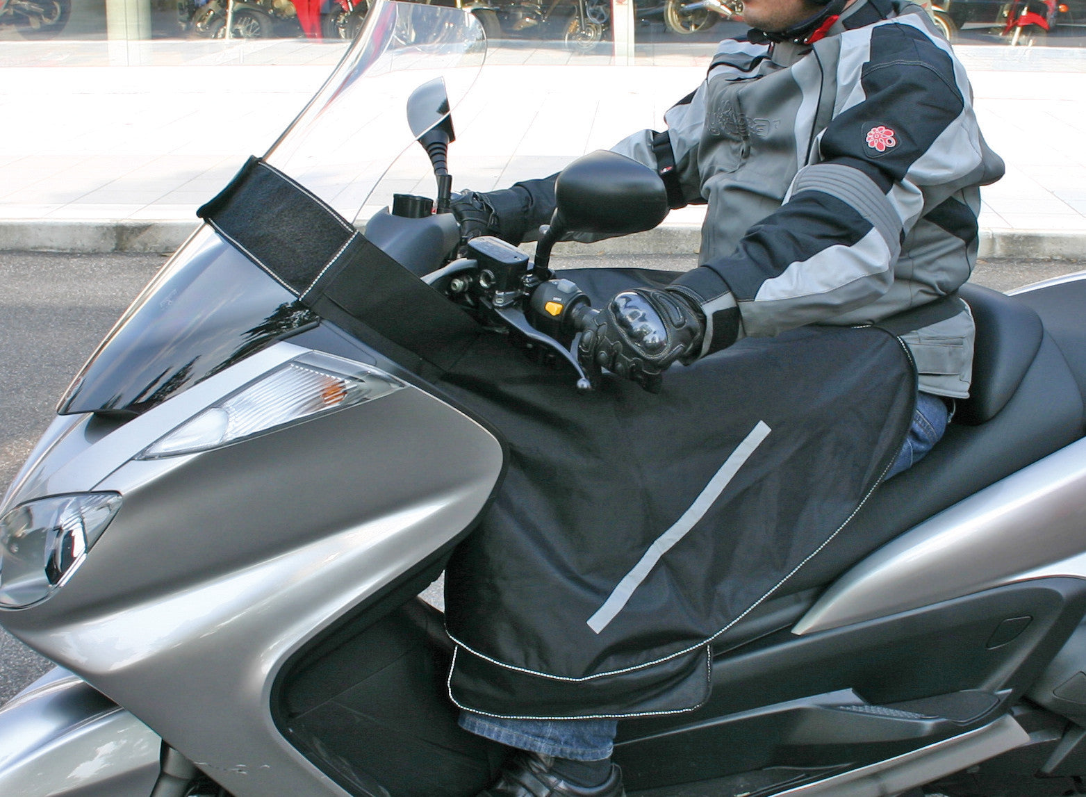 Scooter-Mate, coprigambe universale per scooter