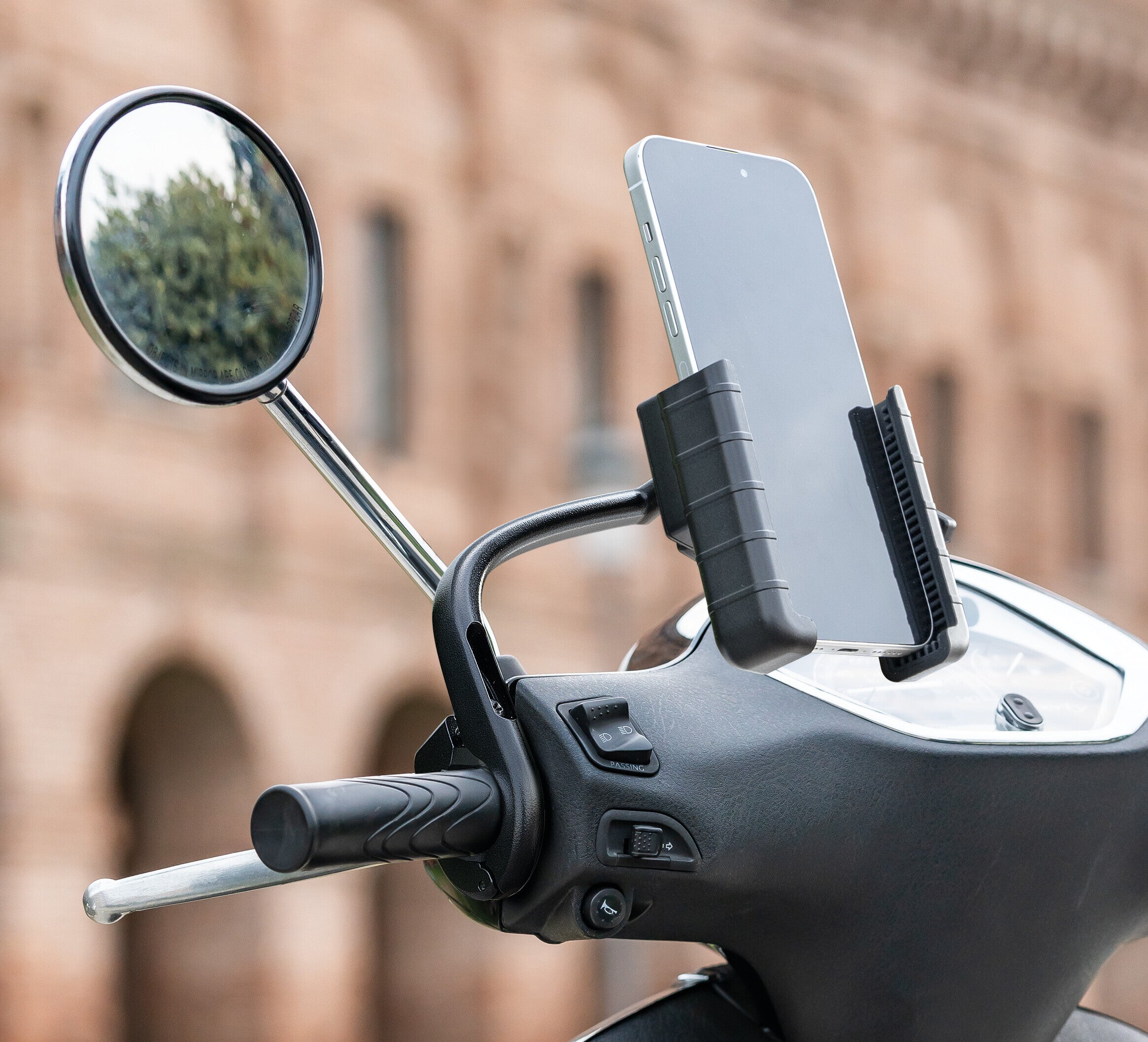 Smart Handle Grip, porta telefono con fissaggio alla manopola sinistra dello scooter