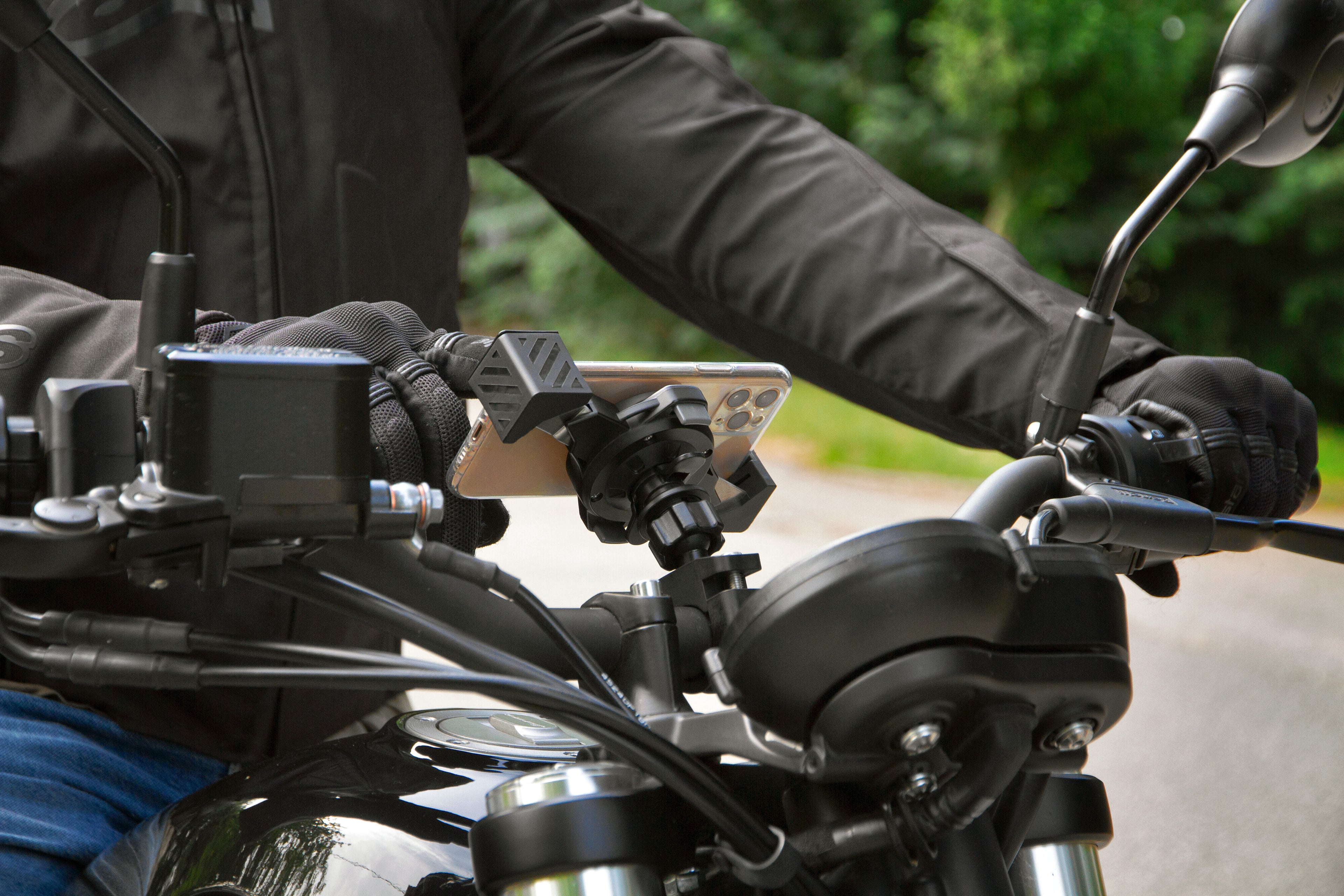 Chroma Wireless, porta smartphone universale ultra resistente con ricarica wireless