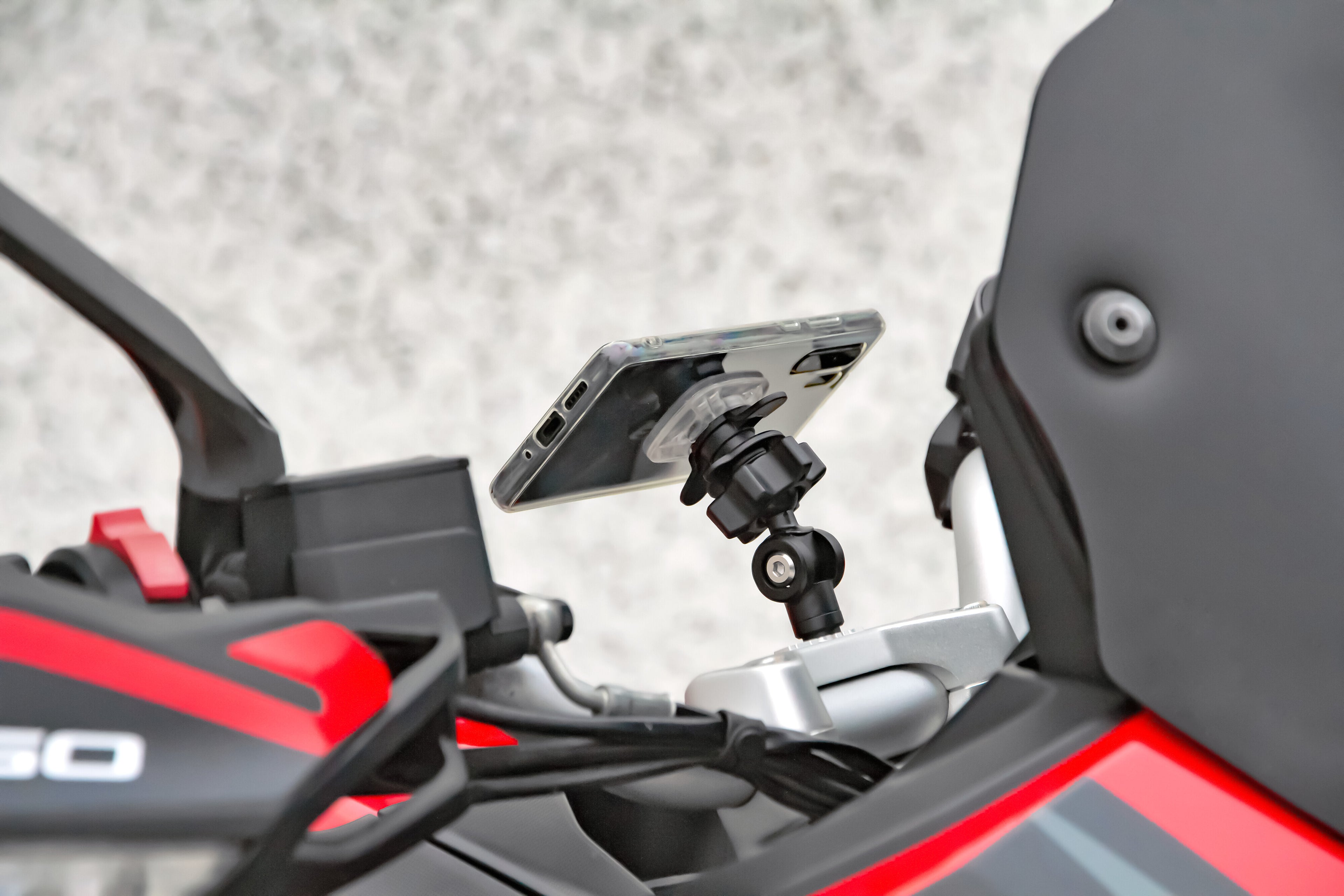 Titan M8 Pro, supporto con attacco per viti e riser M8