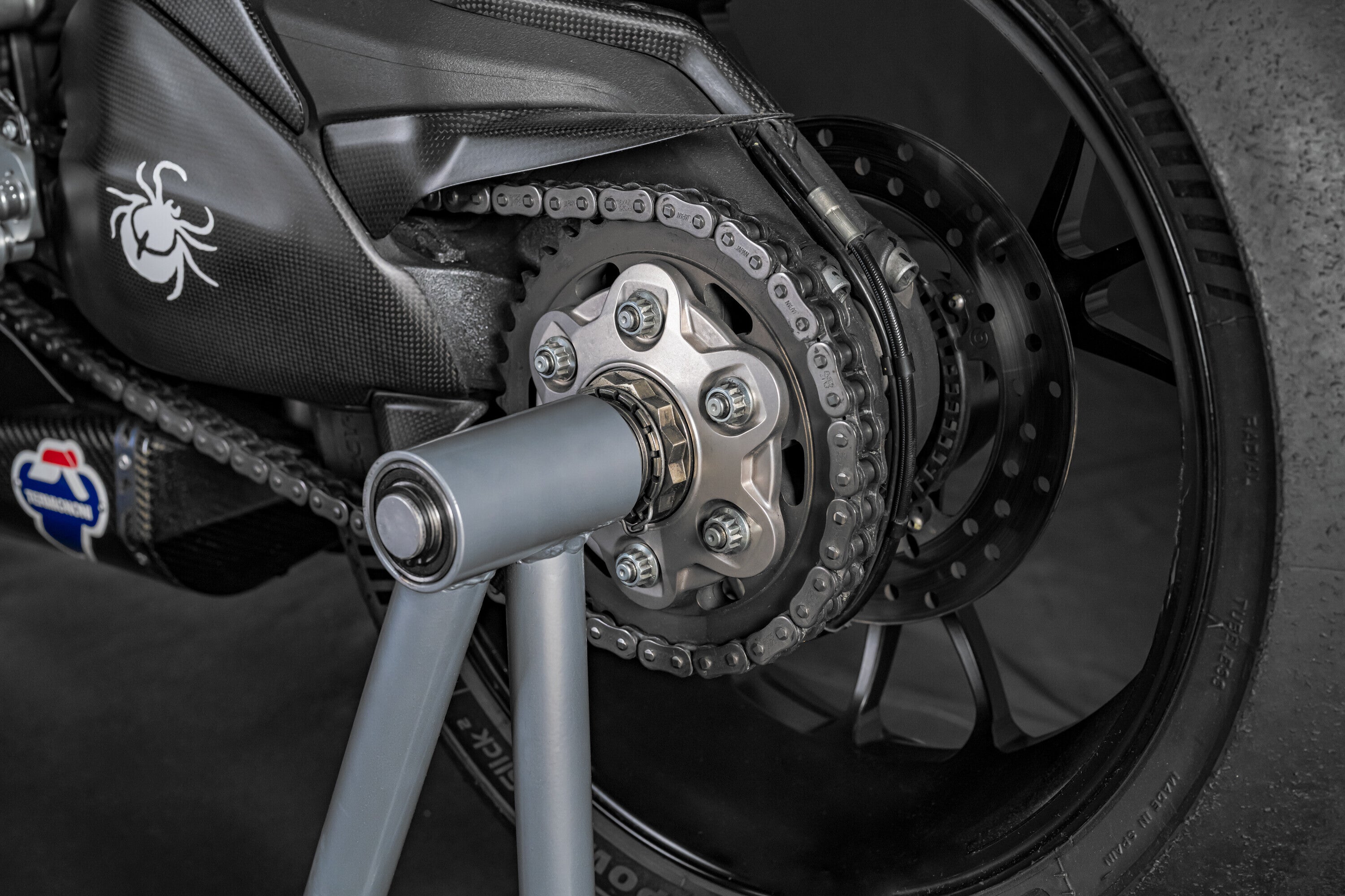 Cavalletto posteriore per moto, monobraccio sinistro