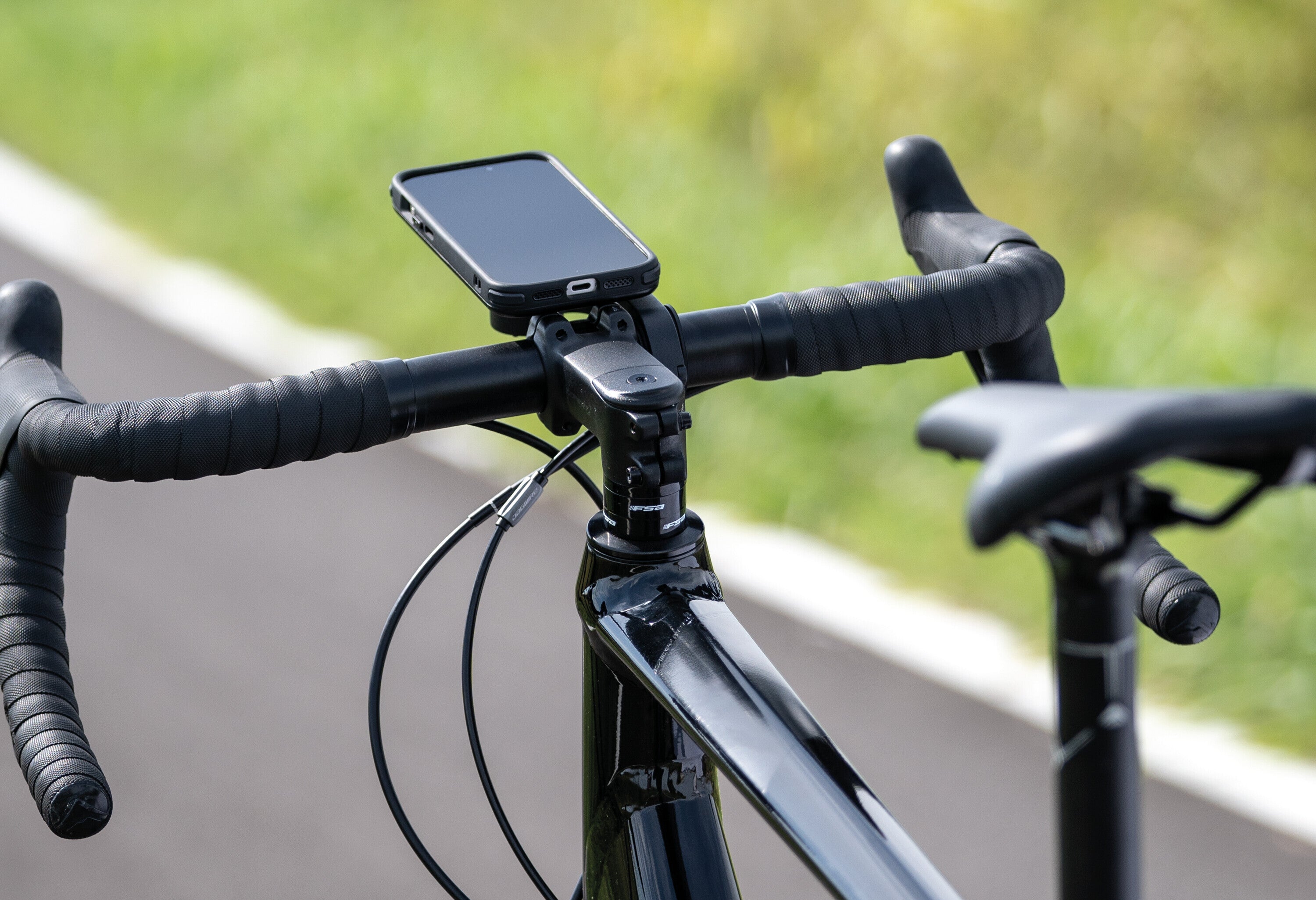 Outfront Pro, porta telefono con profilo basso per manubrio bici