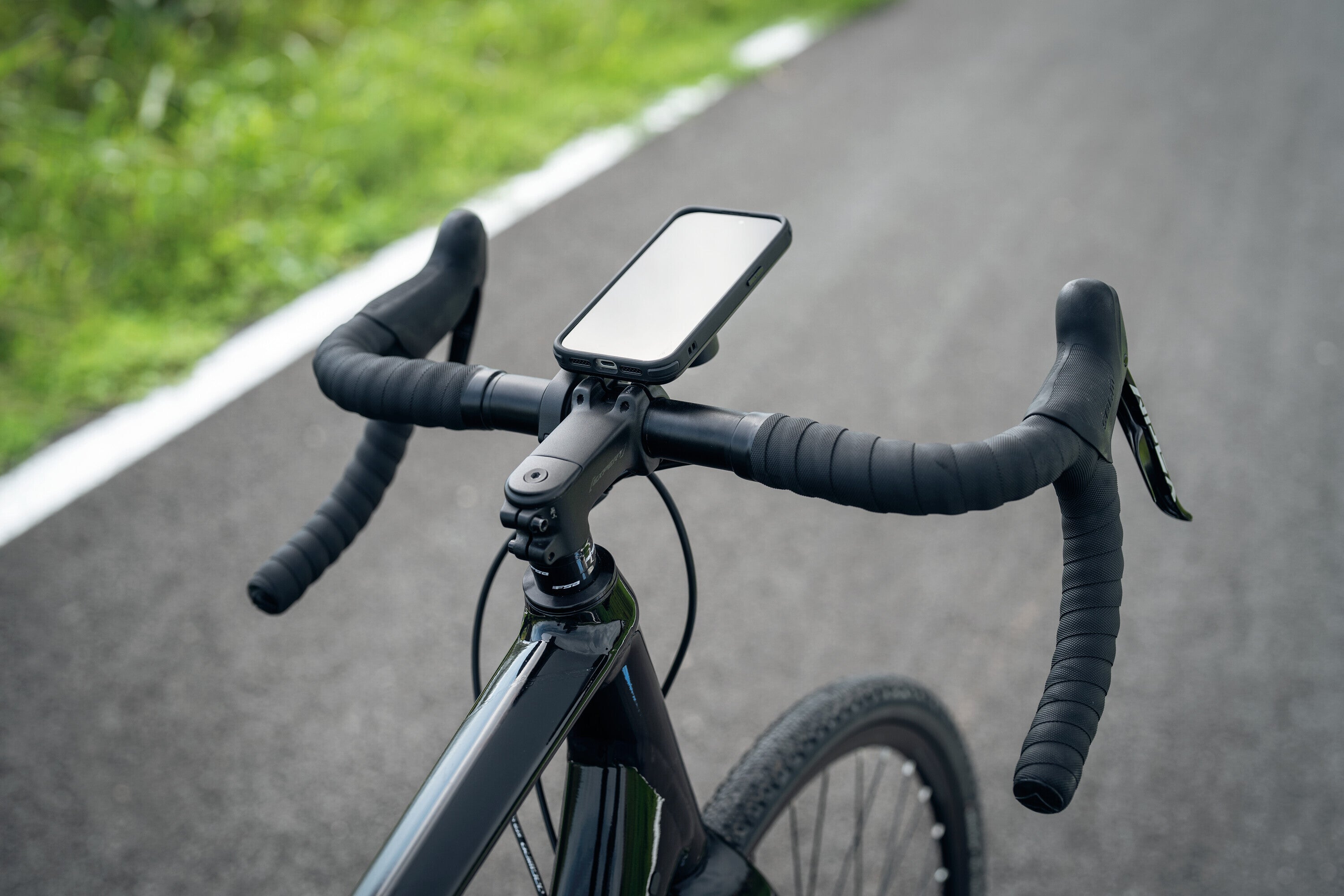 Outfront Pro, porta telefono con profilo basso per manubrio bici