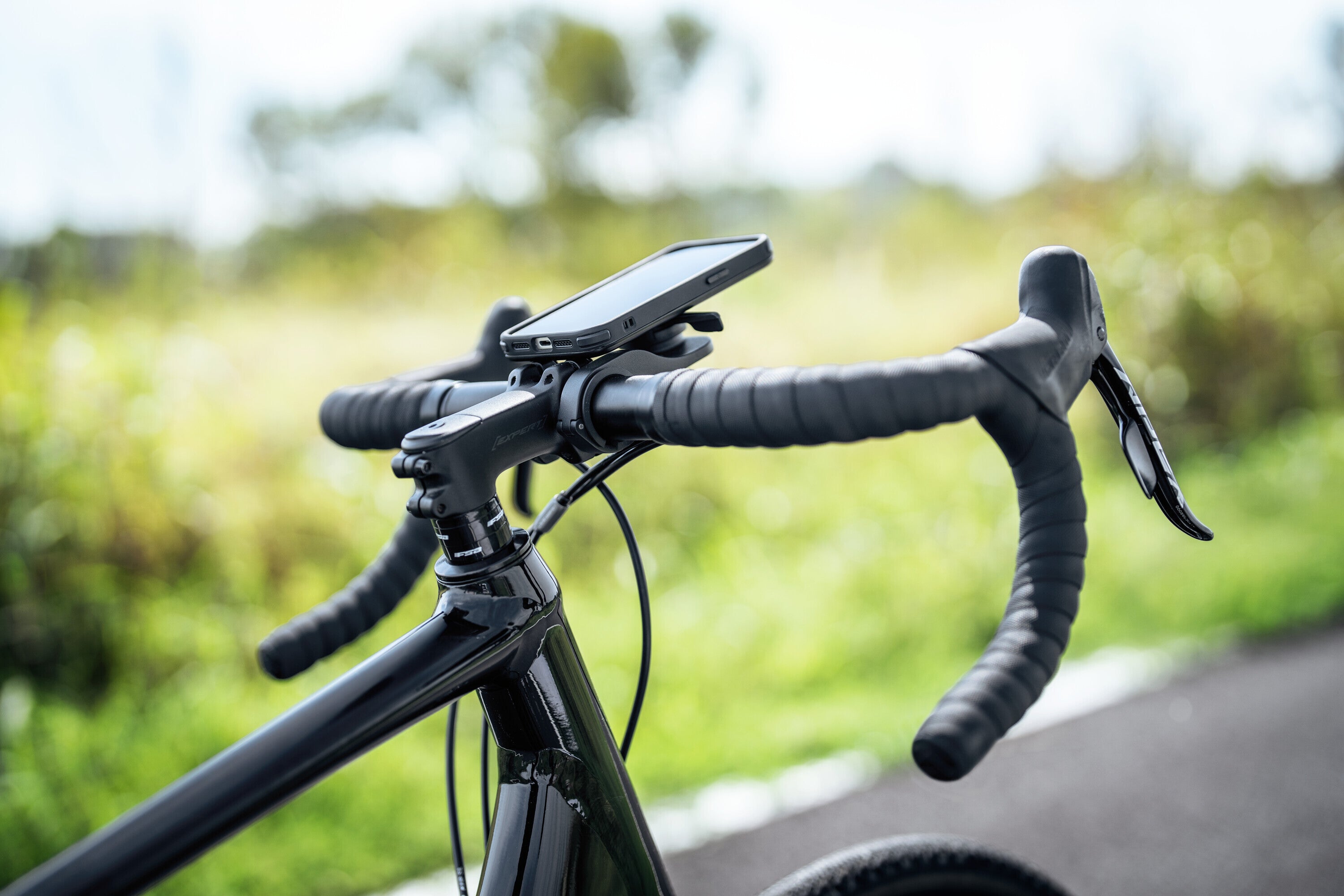Outfront Pro, porta telefono con profilo basso per manubrio bici
