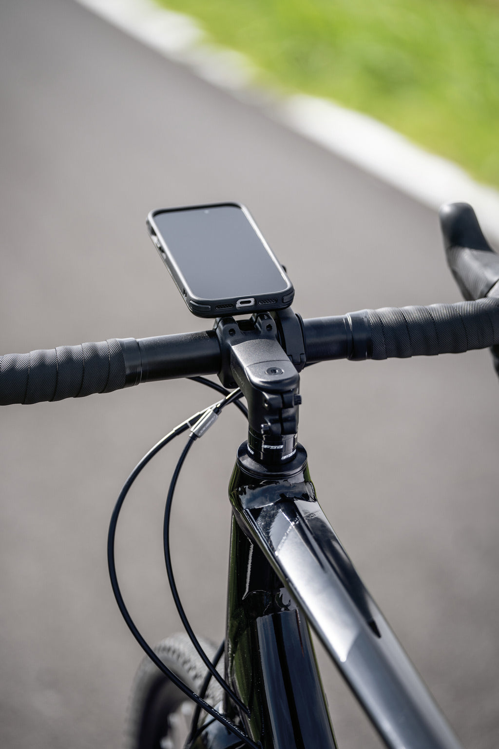 Outfront Pro, porta telefono con profilo basso per manubrio bici