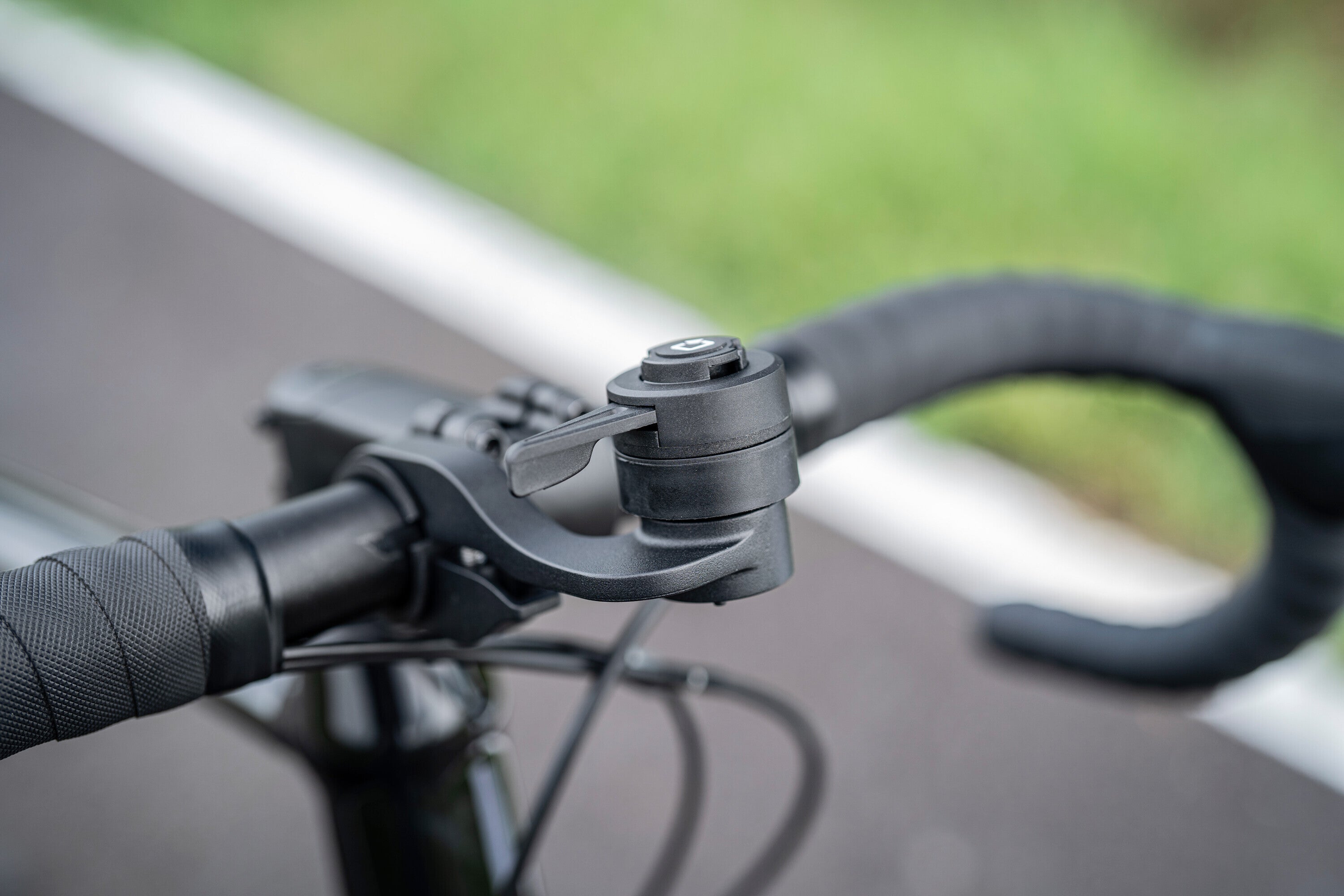 Outfront Pro, porta telefono con profilo basso per manubrio bici