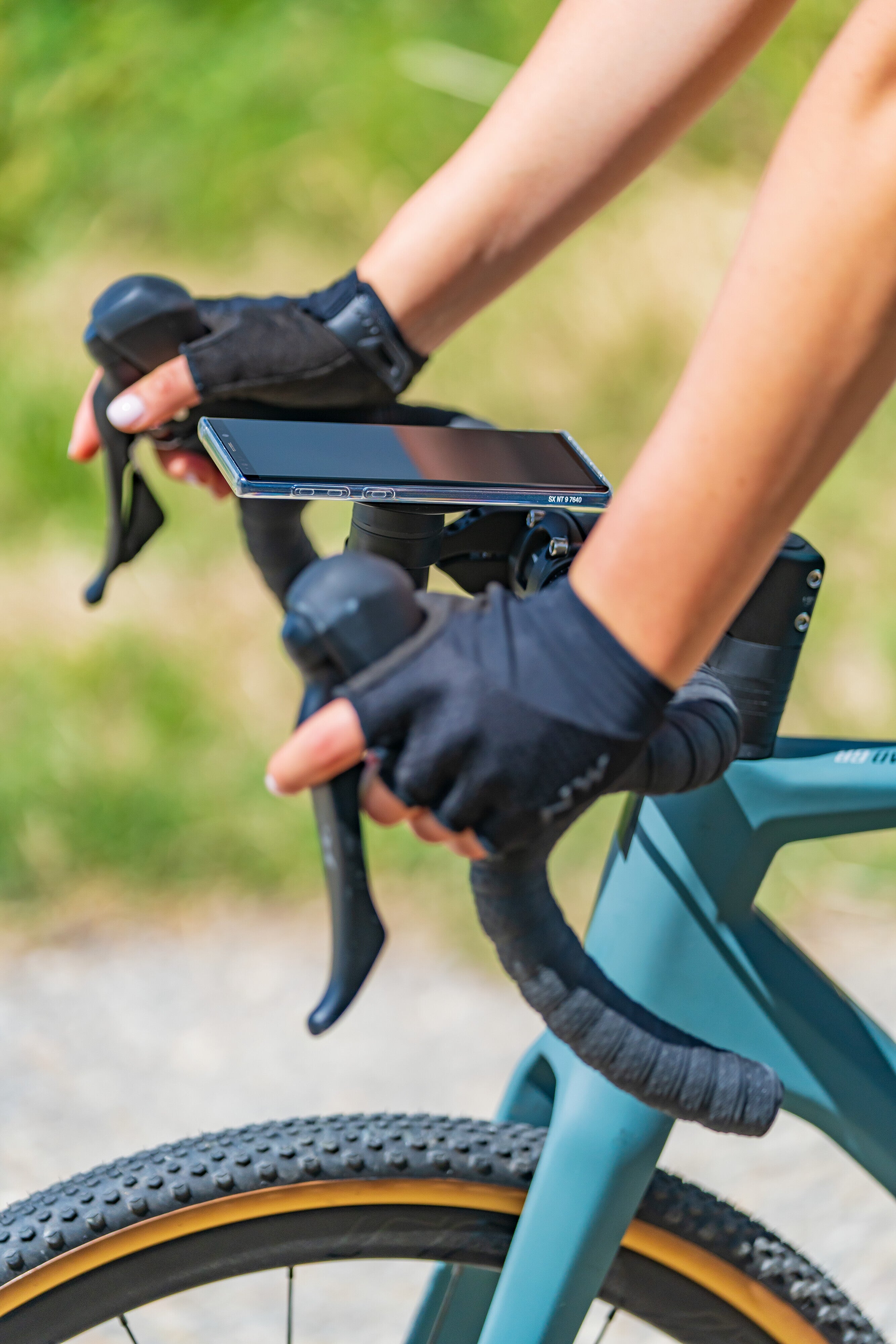 Outfront Pro, porta telefono con profilo basso per manubrio bici