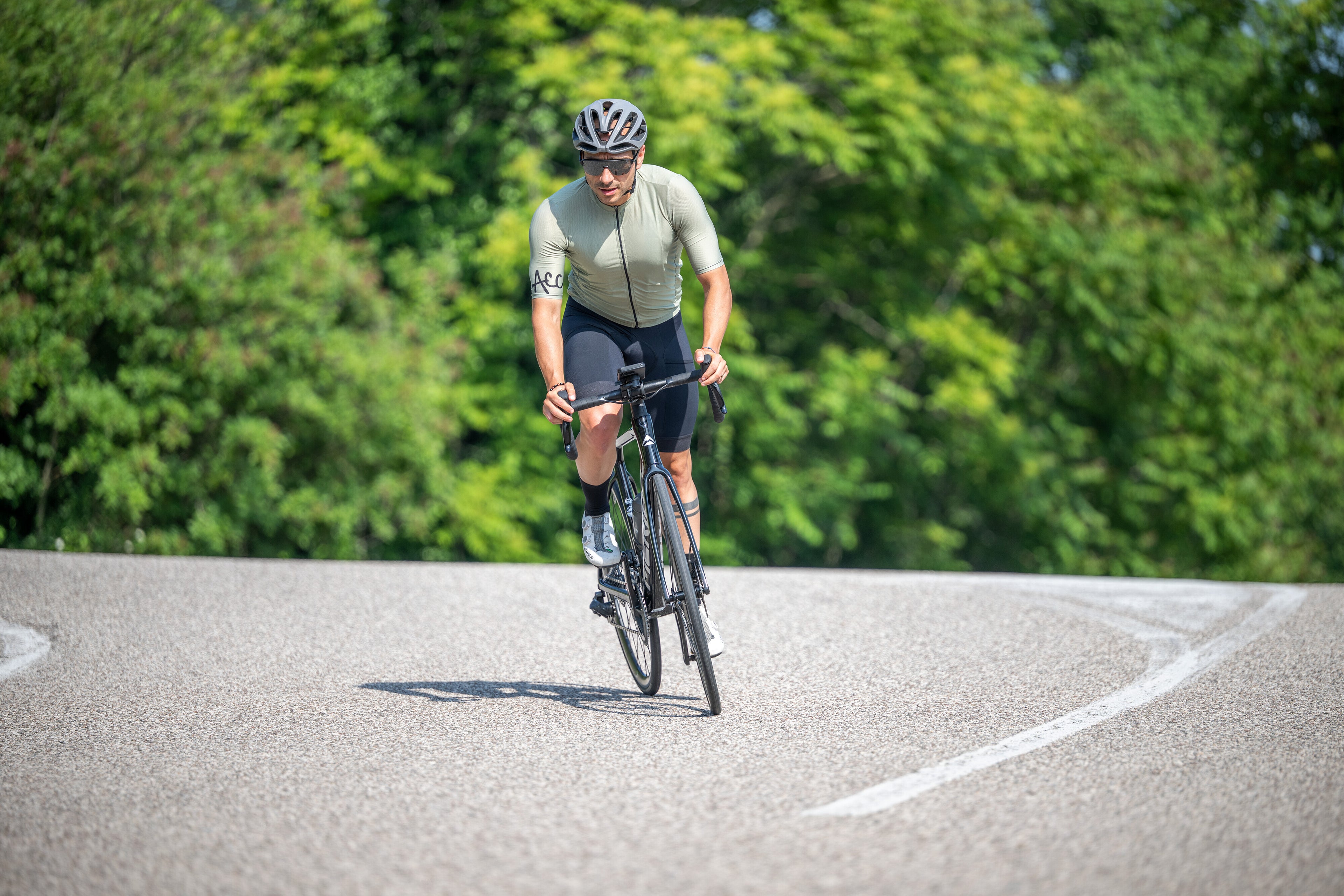 Outfront Pro, porta telefono con profilo basso per manubrio bici