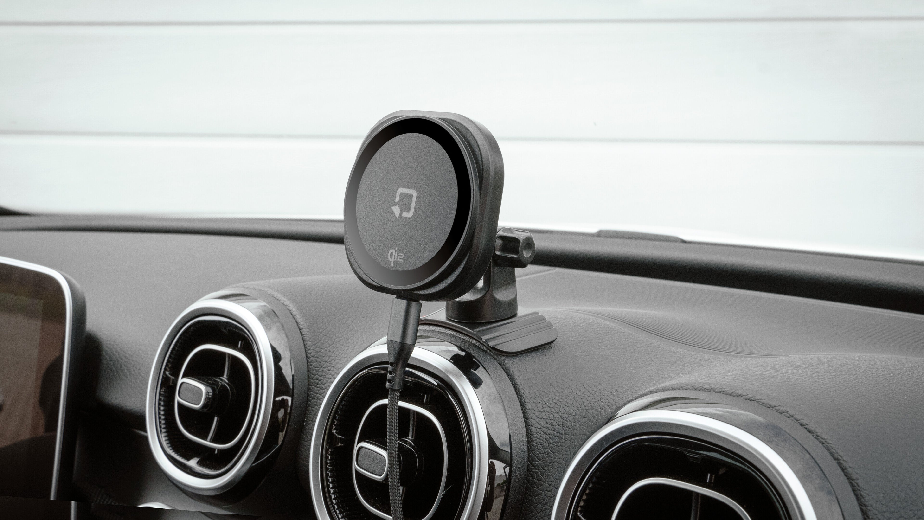 Mag Wireless Stick, Porta telefono magnetico con ricarica wireless e attacco adesivo