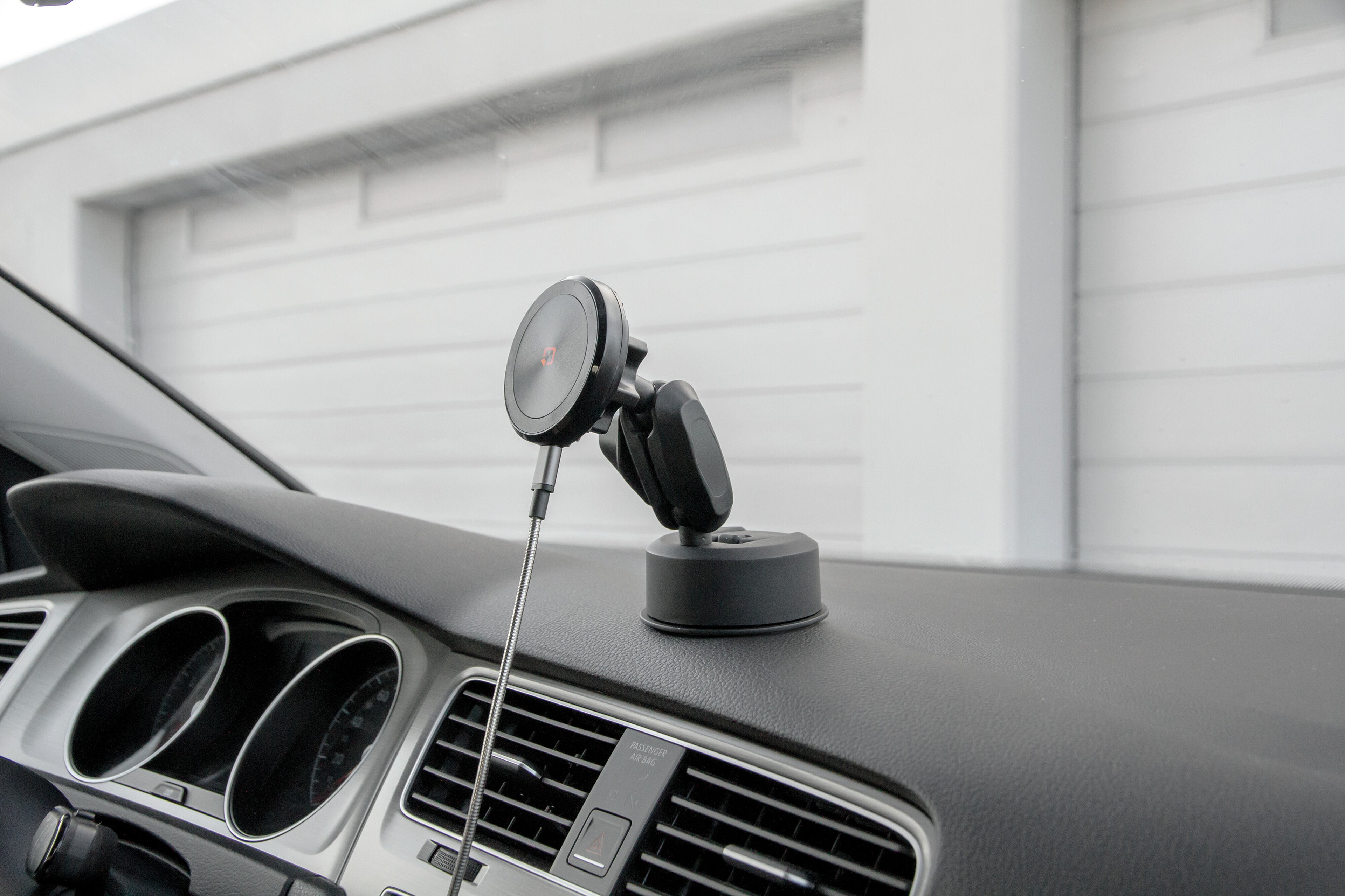 Mag Wireless Orbit, Porta telefono magnetico con ricarica wireless e attacco a ventosa adesiva