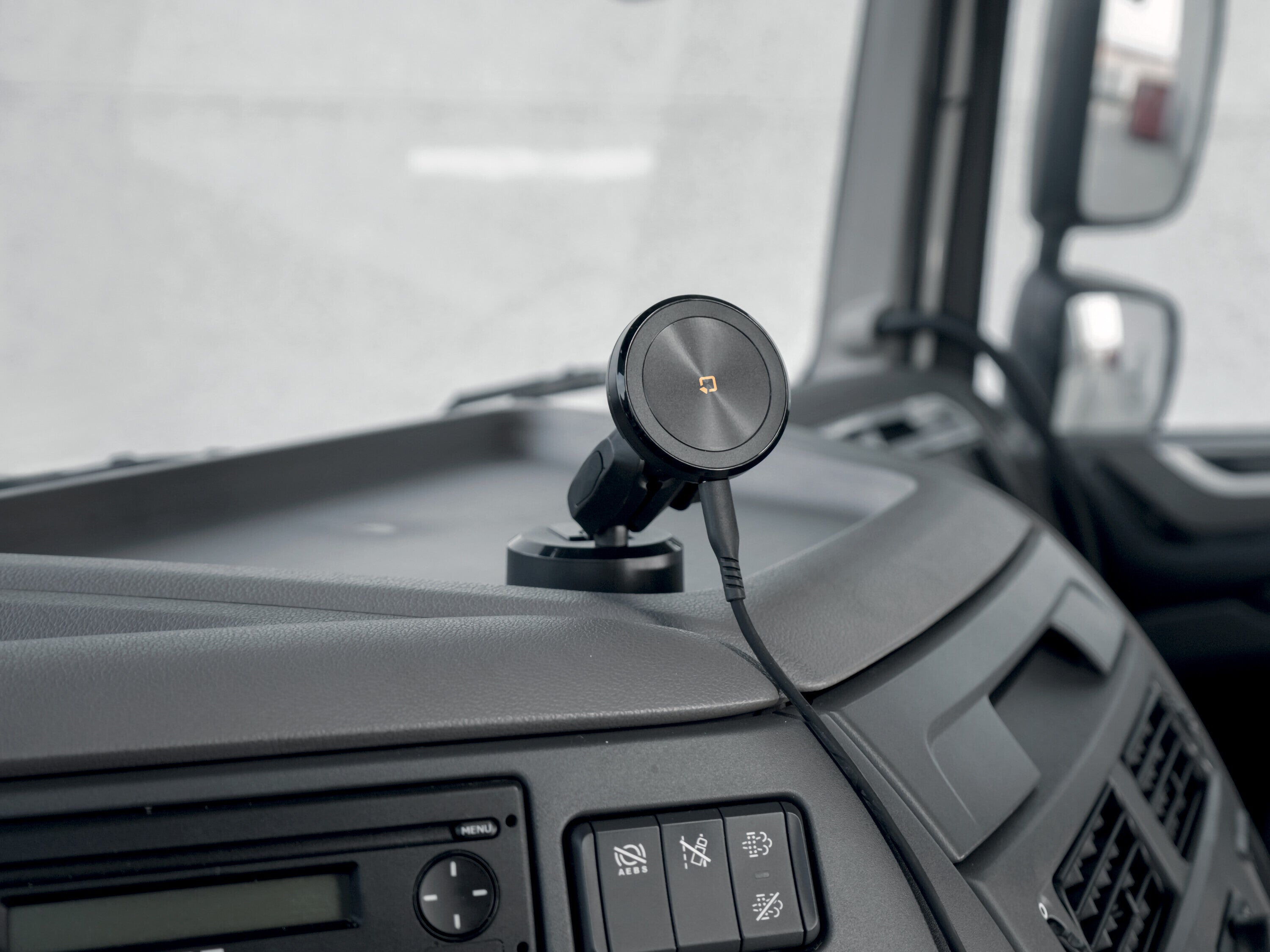 Mag Wireless Orbit, Porta telefono magnetico con ricarica wireless e attacco a ventosa adesiva