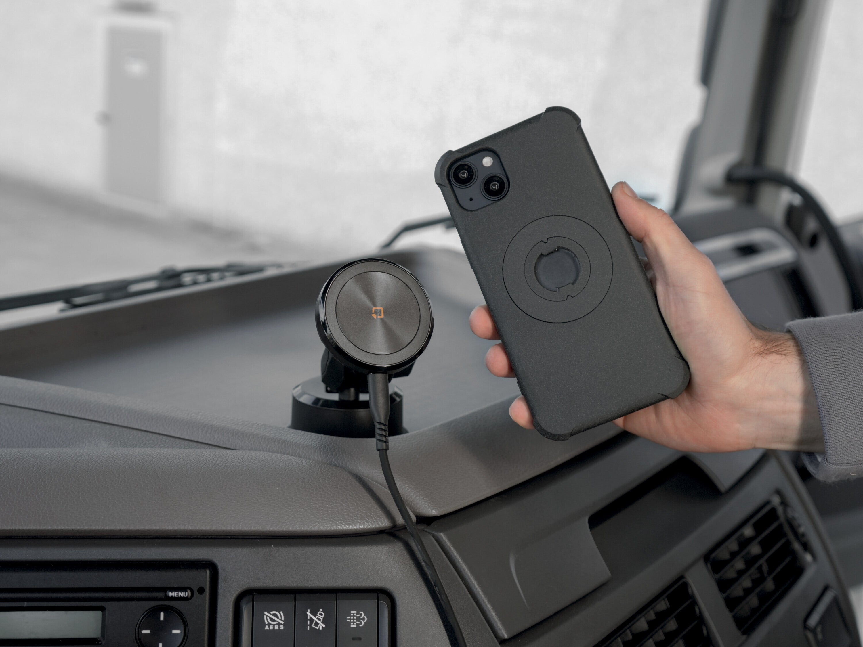 Mag Wireless Orbit, Porta telefono magnetico con ricarica wireless e attacco a ventosa adesiva