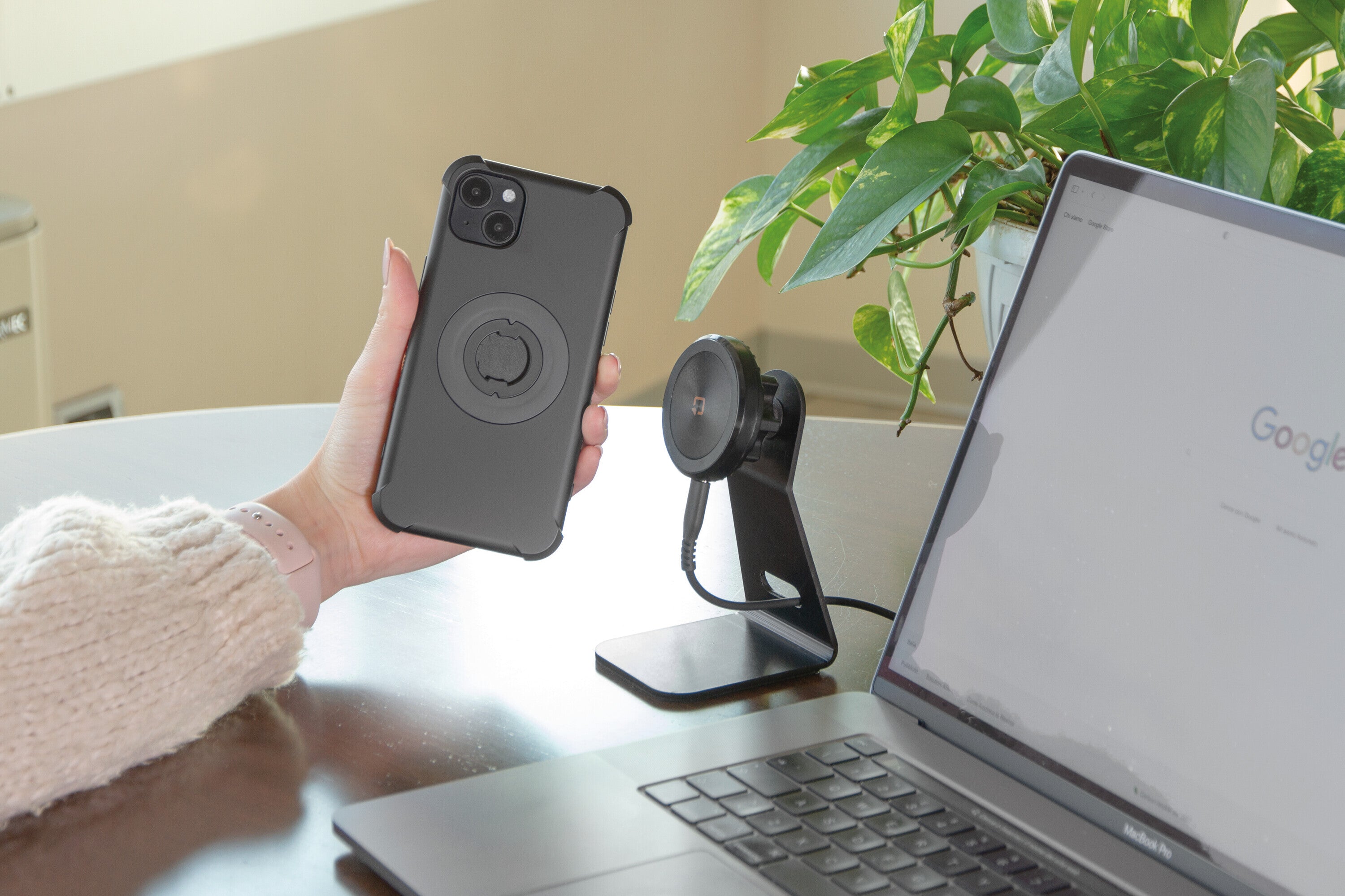 Mag Wireless Stand, Porta telefono magnetico da casa/ufficio con ricarica wireless