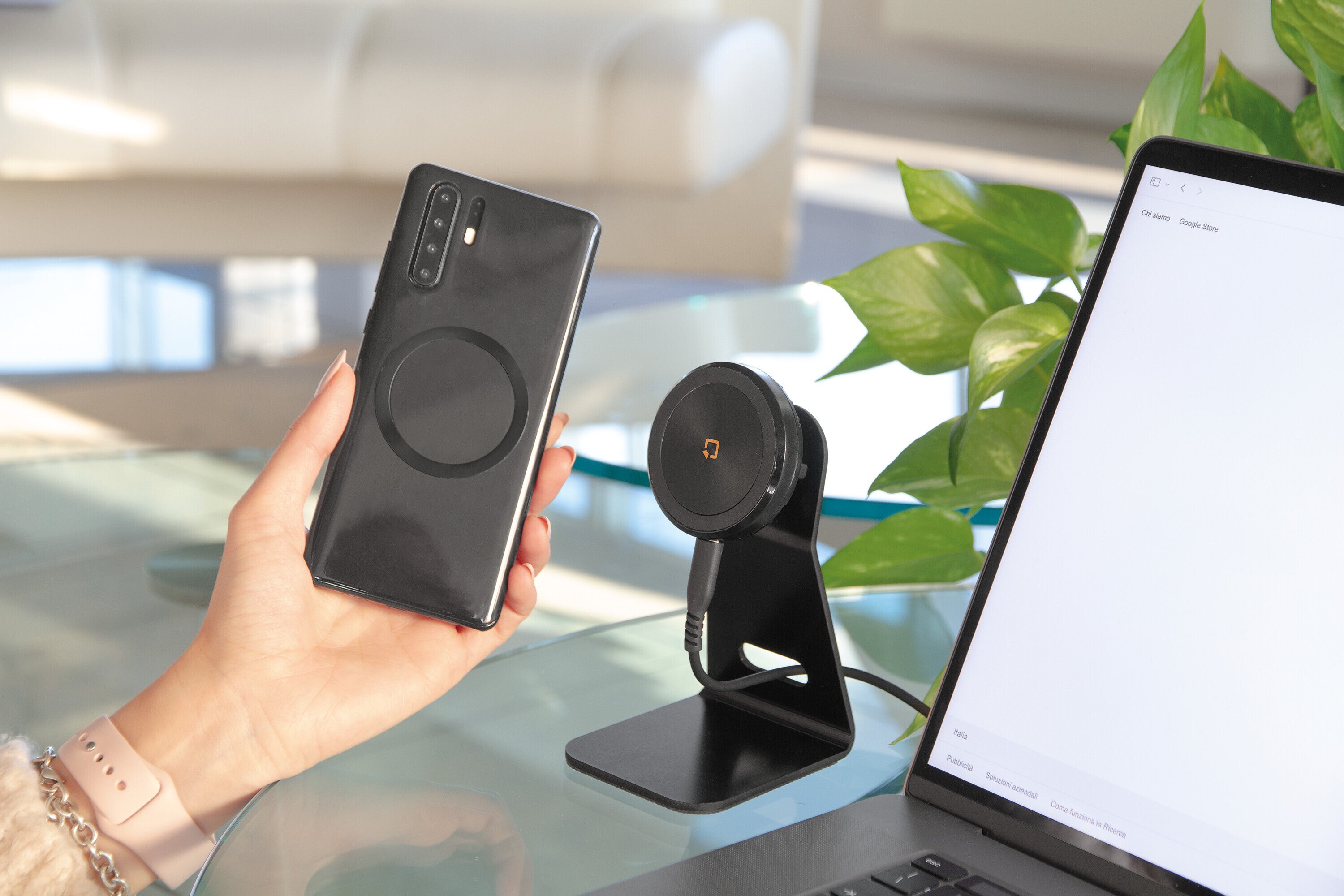 Mag Wireless Stand, Porta telefono magnetico da casa/ufficio con ricarica wireless