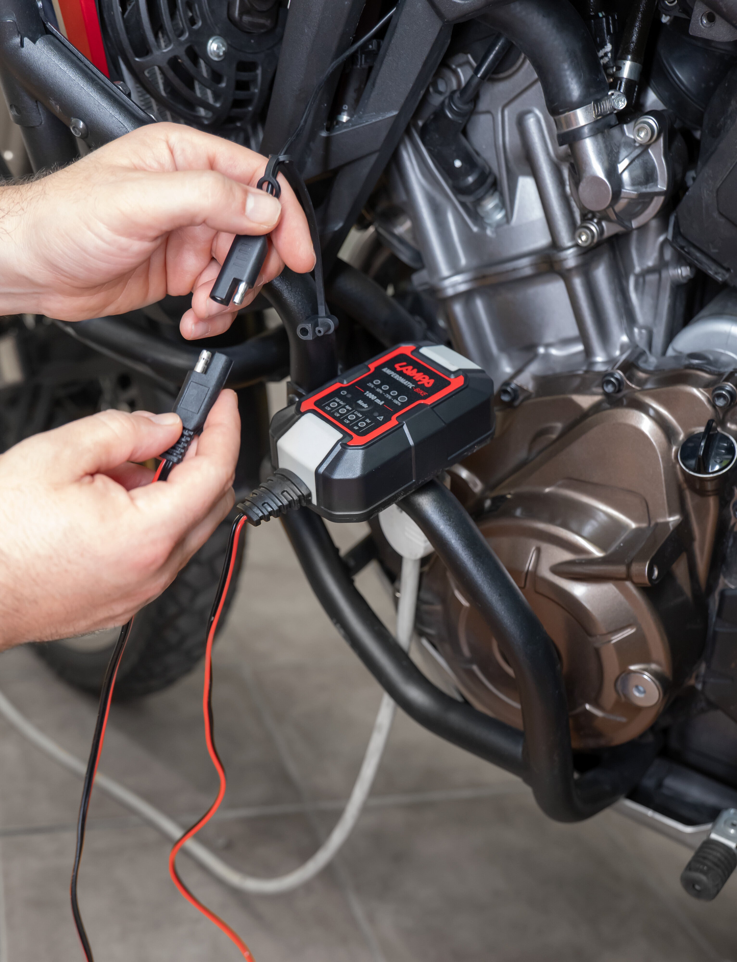 Trek X, Caricatore usb con doppia presa USB (USB A + USB C) resistente alla pioggia