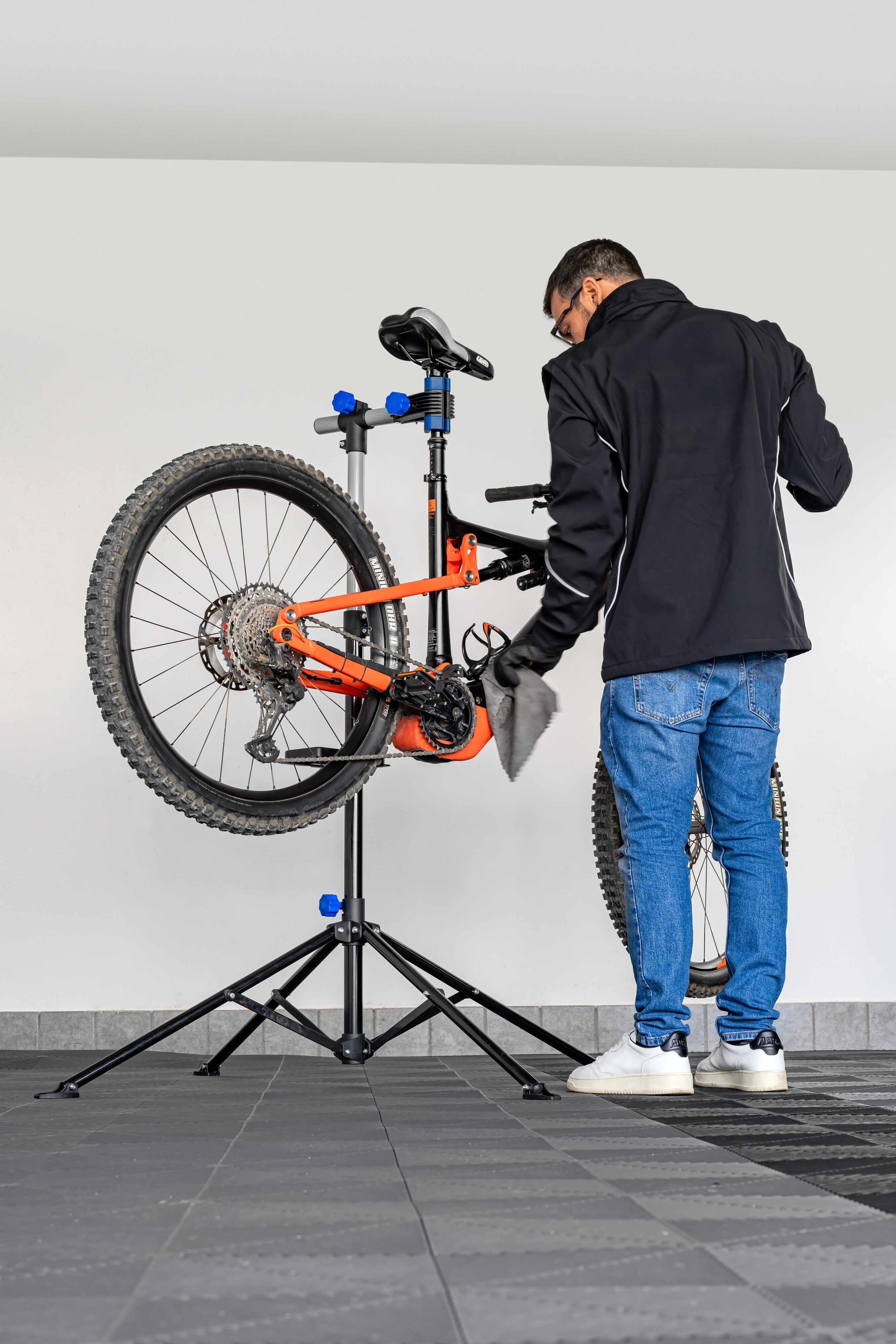 Cavalletto professionale per riparazione biciclette