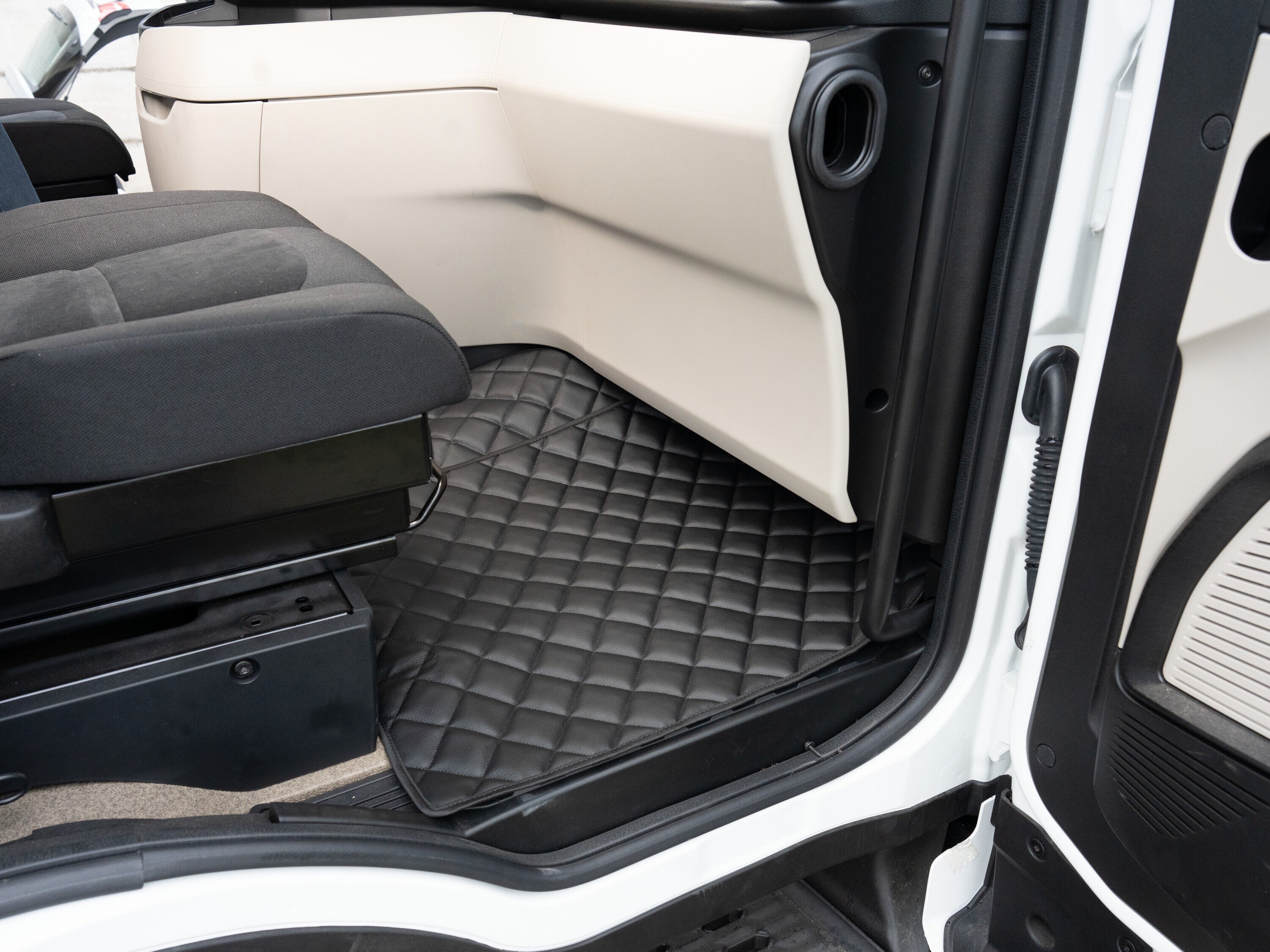Coppia tappeti in Skeentex - Nero - compatibile per Iveco S-Way (06/24>)
